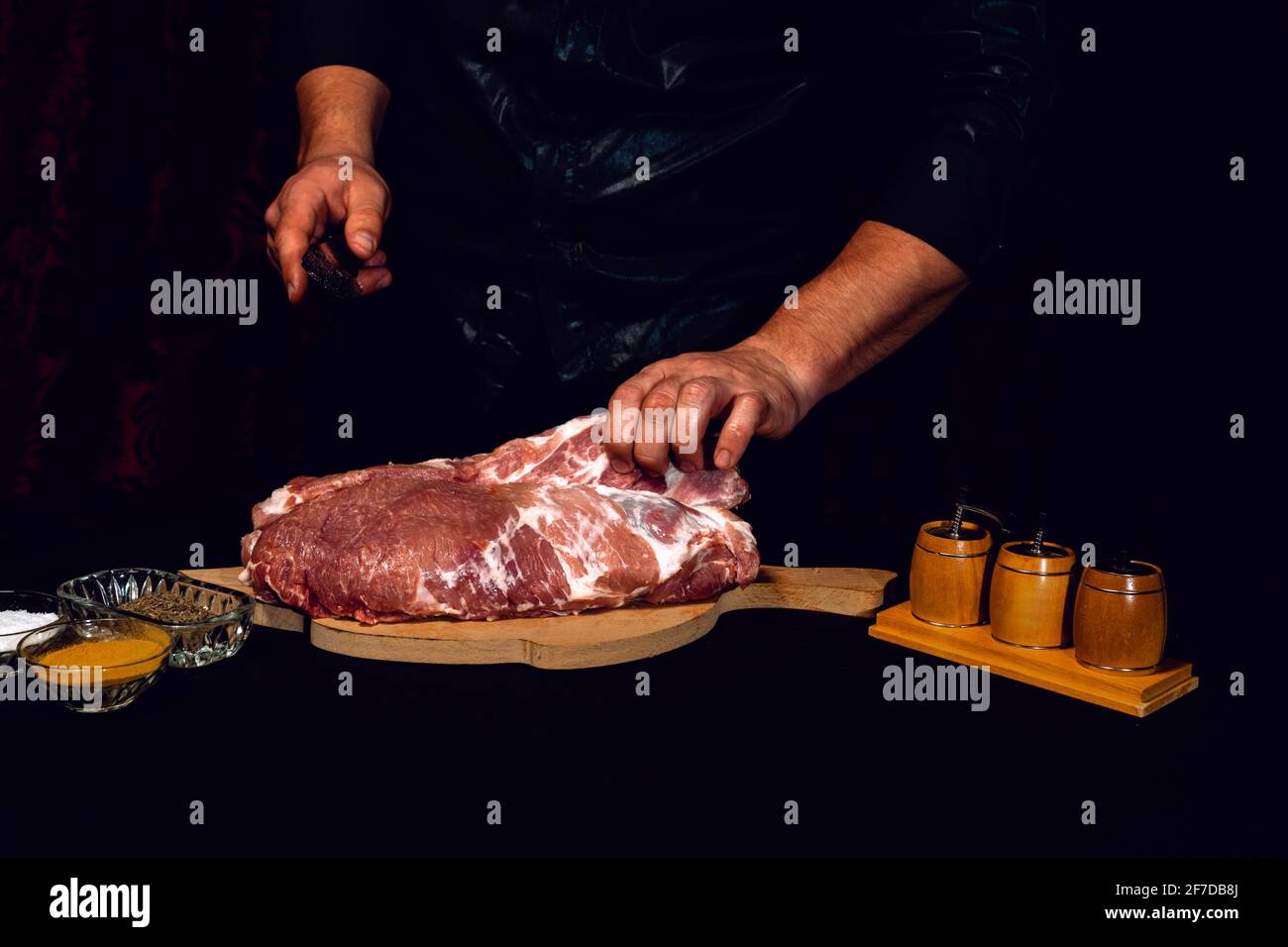 Ein großes Stück rohes Schweinefleisch, schneidet der Koch half,2020 den Schweinehals Stockfoto