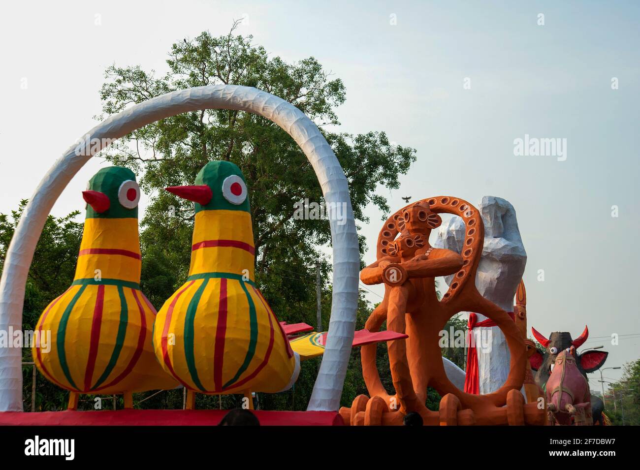 Menschen aus Bangladesch besuchen Mangal Shobhajatra, eine Kundgebung zur Feier des bengalischen Neujahrs oder „Pohela Baishakh“. Stockfoto