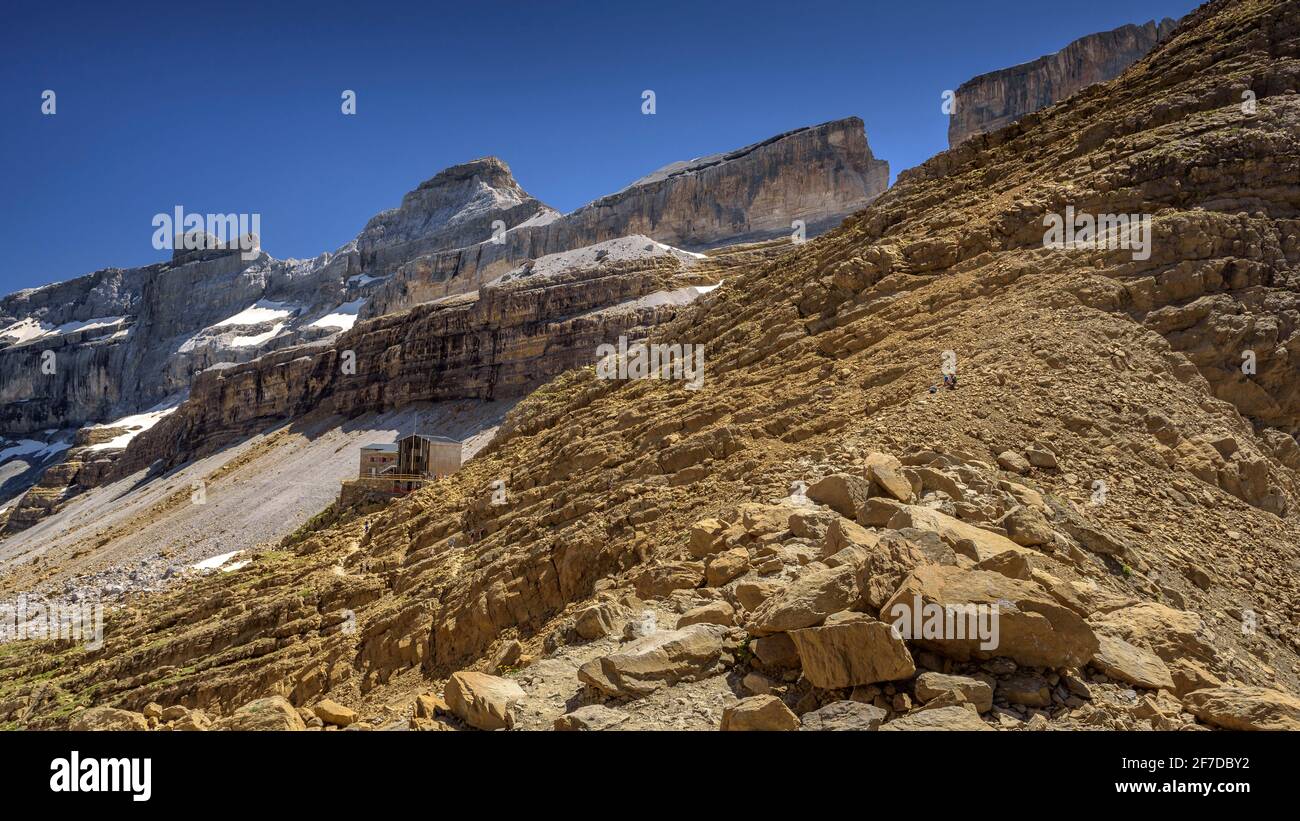 Cirque de Gavarnie im Sommer vom Pass Col de Sarradets aus gesehen (Nationalpark der Pyrenäen, Gavarnie, Midi-Pyrénées, Ockitanie, Frankreich) Stockfoto
