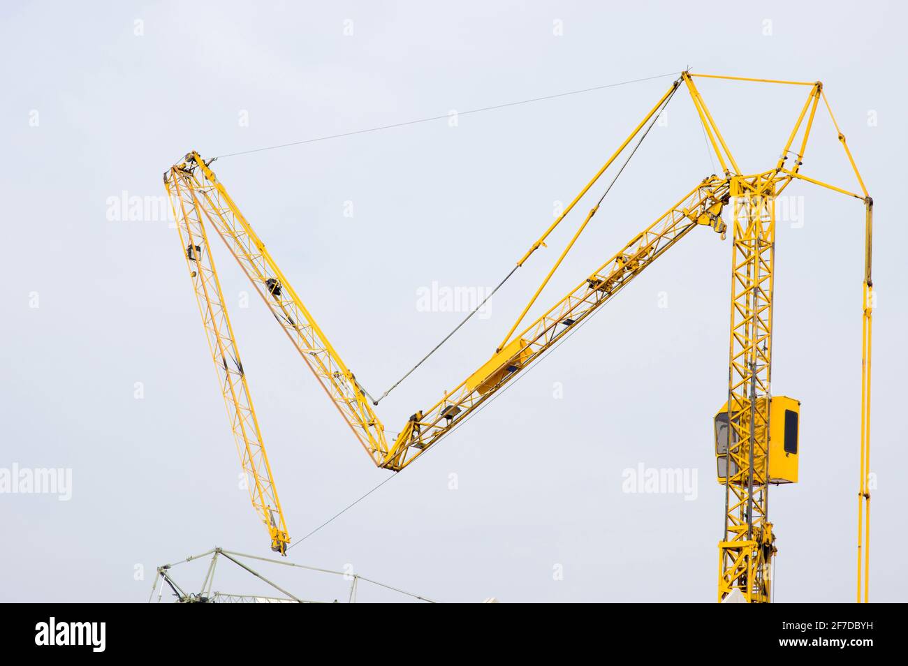 Arm des gelben Turmdrehkrans auf der Baustelle zusammenklappbar Stockfoto