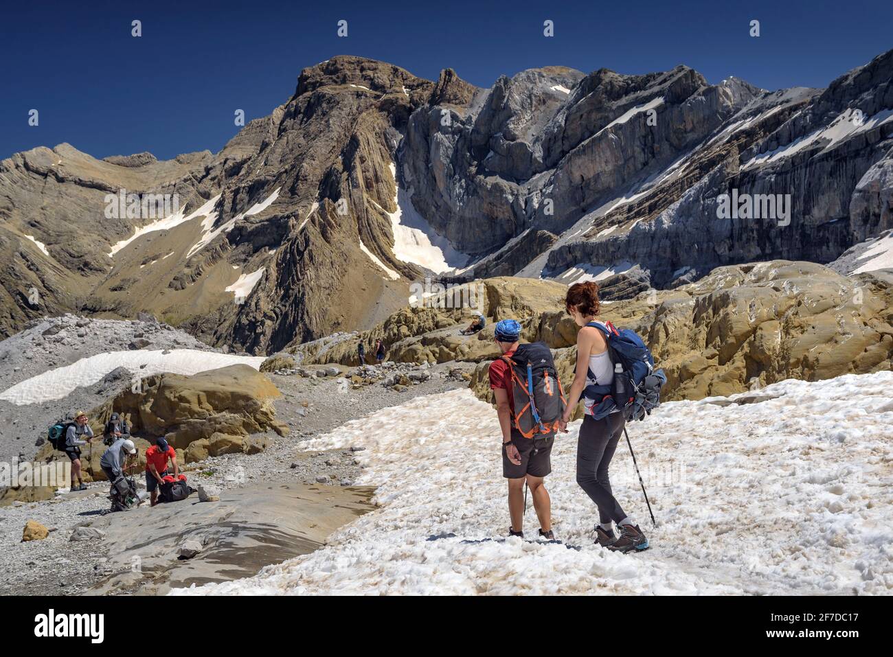 Cirque de Gavarnie im Sommer von der Brèche de Roland aus gesehen (Nationalpark der Pyrenäen, Gavarnie, Midi-Pyrénées, Ockitanie, Frankreich) Stockfoto