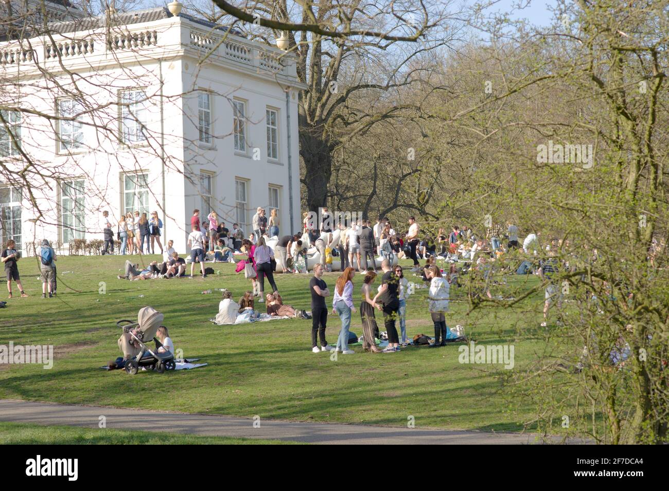 Arnhem, Niederlande - 30. März 2021: Im Park Sonsbeek im Zentrum von Arnhem treffen sich junge Menschen Stockfoto