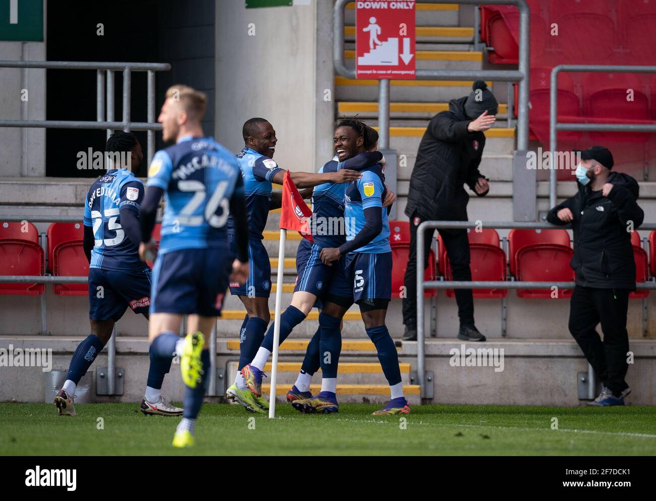 Rotherham, Großbritannien. April 2021. Feiern nach dem Tor von Admiral Muskwe (leihweise von Leicester City) von Wycombe Wanderers während der Sky Bet Championship hinter verschlossenen Türen zwischen Rotherham United und Wycombe Wanderers am 5. April 2021 im New York Stadium, Rotherham, England. Foto von Andy Rowland. Quelle: Prime Media Images/Alamy Live News Stockfoto