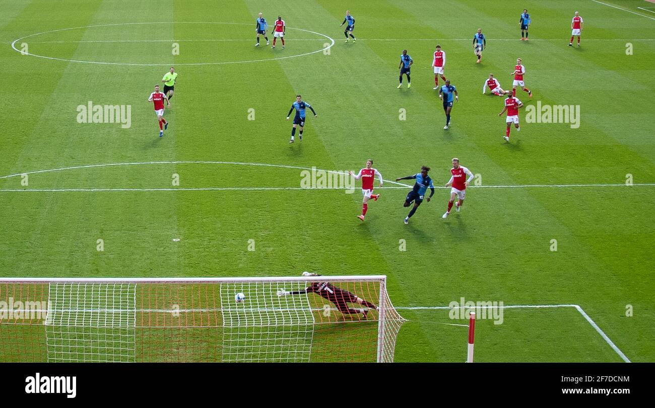 Rotherham, Großbritannien. April 2021. Admiral Muskwe (leihweise von Leicester City) von Wycombe Wanderers erzielt am 5. April 2021 im New York Stadium, Rotherham, England, das Eröffnungstor während der Sky Bet Championship hinter verschlossenen Türen zwischen Rotherham United und Wycombe Wanderers. Foto von Andy Rowland. Quelle: Prime Media Images/Alamy Live News Stockfoto