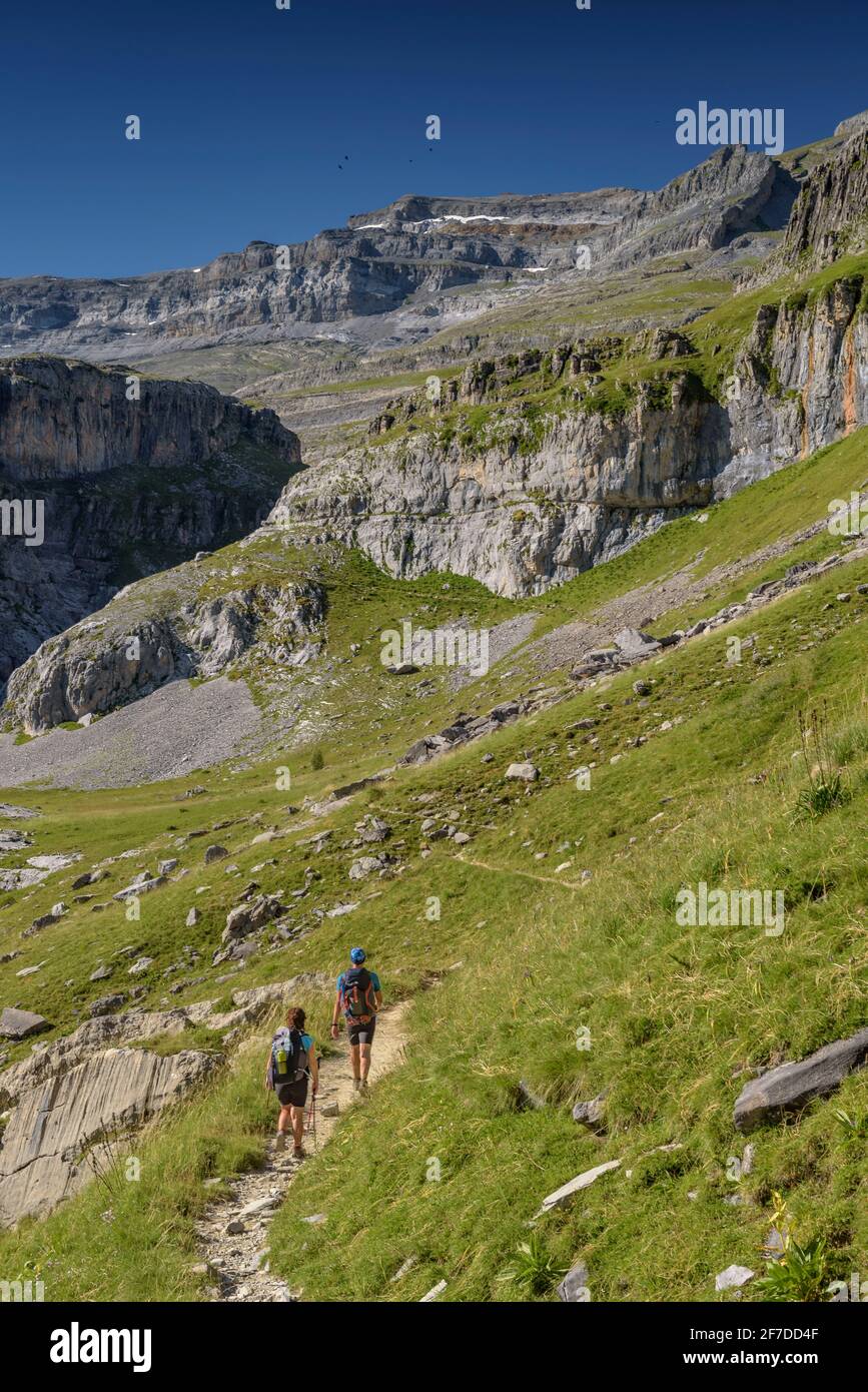 Wandern im Ordesa-Tal und im Circo de Soaso, hinauf zur Schutzhütte Góriz (Nationalpark Ordesa y Monte Perdido, Huesca, Aragon, Spanien, Pyrenäen) Stockfoto