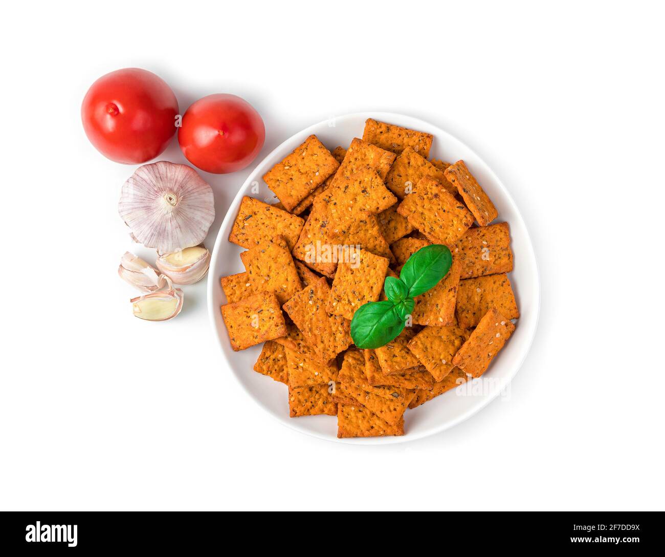 Ein Teller duftender Cracker mit Meersalz, Knoblauch und frischen Tomaten isoliert auf weißem Hintergrund. Draufsicht. Italienische Vorspeise. Stockfoto