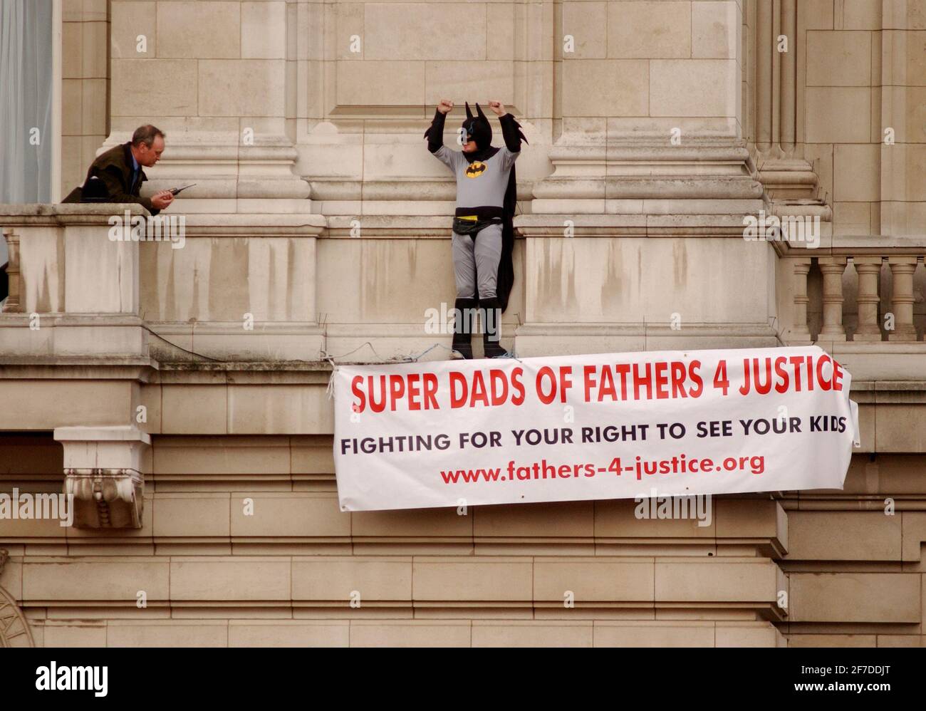 BATMAN [VÄTER FO JUSTICE STUNT] AM BUCKINGHAM PALACE,13/9/04 PILSTON Stockfoto