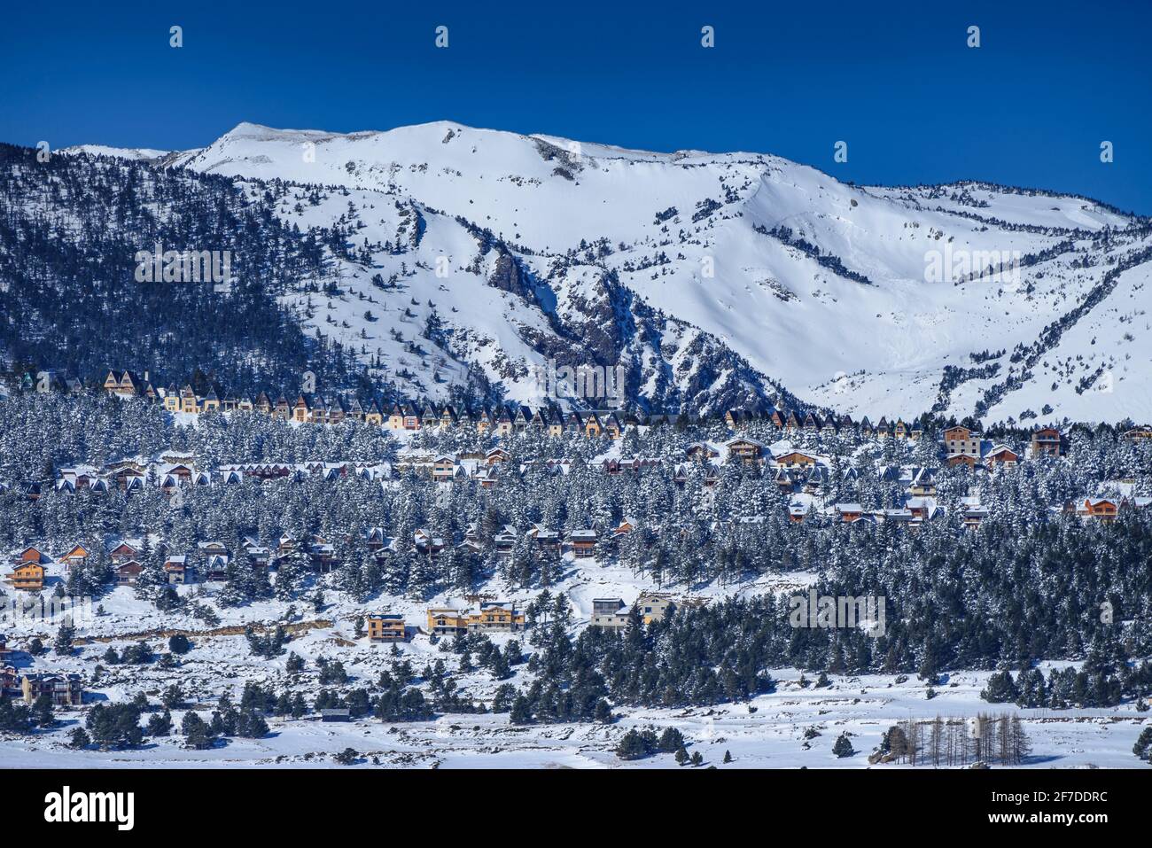 Skistation Les Angles, Matemale-See und Region Pyrénées Orientales, die im Winter verschneit ist (Les Angles, Pyrénées Orientales, Frankreich) Stockfoto
