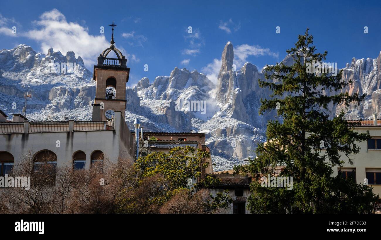 Monistrol de Montserrat Dorf und Montserrat Berg, nach einem Schneefall im Winter (Barcelona, Katalonien, Spanien) ESP: Monistrol de Montserrat nevado Stockfoto