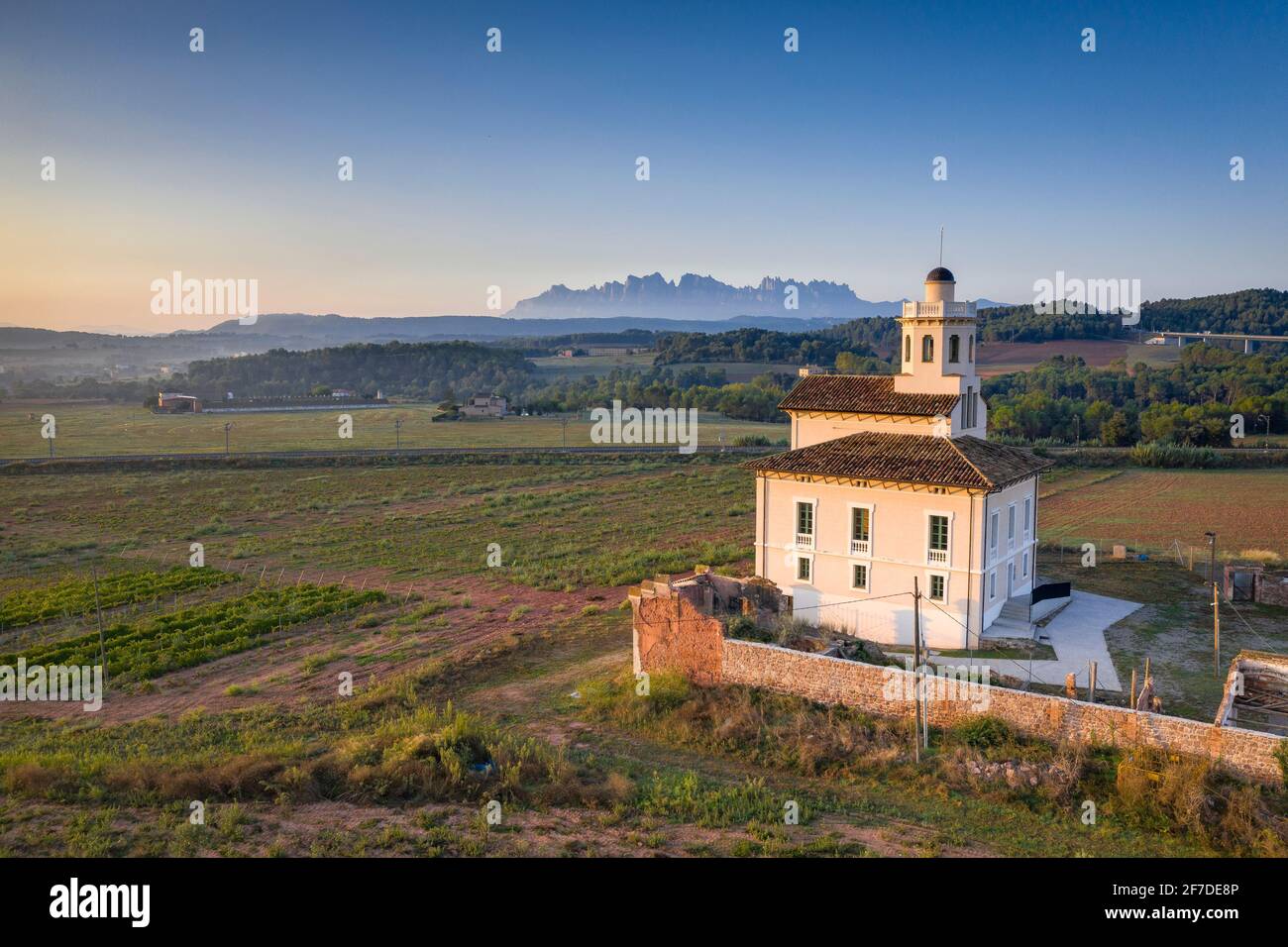 Montserrat Berg und Torre Lluvià de Manresa, umgeben von Weinbergen der DO Pla de Bages, in einer Luftaufnahme eines Sommersonnenaufgangs Barcelona Spanien Stockfoto