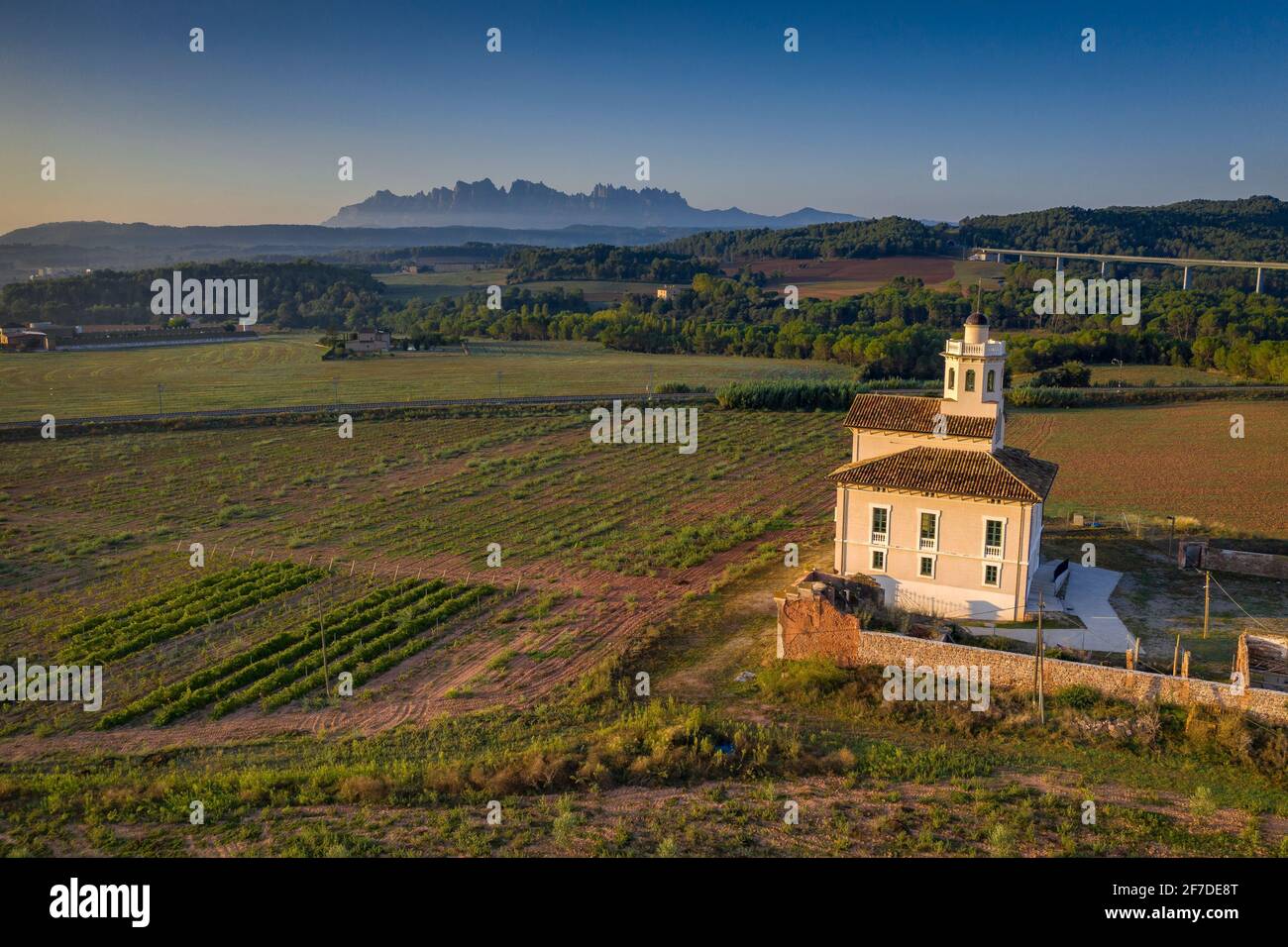 Montserrat Berg und Torre Lluvià de Manresa, umgeben von Weinbergen der DO Pla de Bages, in einer Luftaufnahme eines Sommersonnenaufgangs Barcelona Spanien Stockfoto