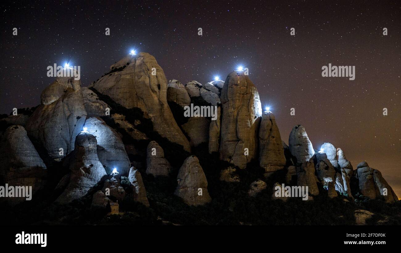 Die Bergspitzen von Montserrat wurden für die Veranstaltung Llum i Llibertat in der Nacht vom 10. Auf den 01-2019. September in Gedenken an die 131 Präsidenten der Generalitat beleuchtet Stockfoto