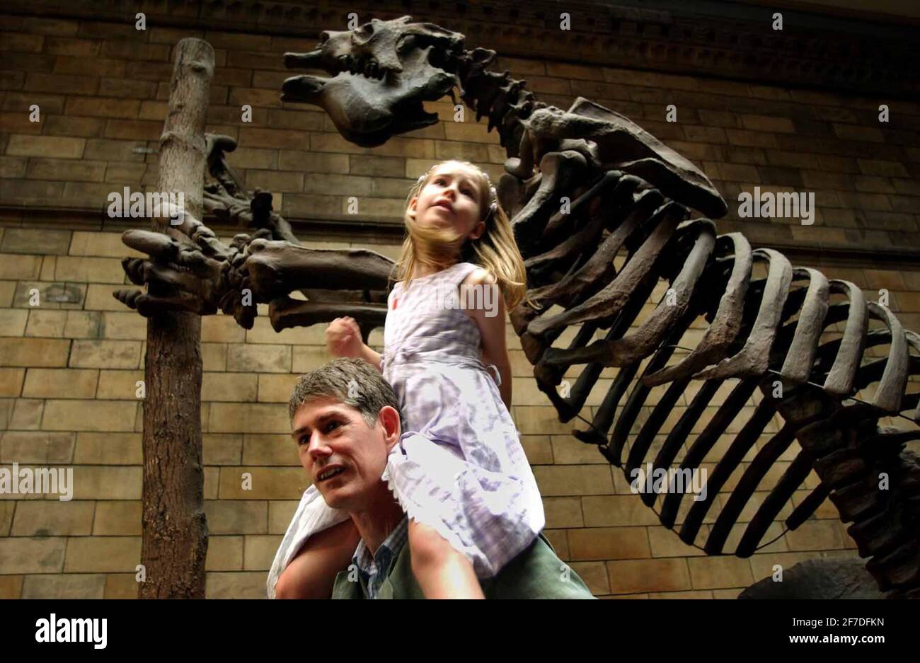 ANASTASIA STEIN, RICHARD OWEN'S GROSS, GROSS, GROSS, URENKIND STEHT MIT IHREM VATER PEREGRINE NEBEN EINEM MEGATHERIUM AMERICANIIUM, IN DER NATURKUNDEMUSEUM.OWEN, DER GRÜNDER DES MUSEUMS, FEIERT SEIN 200-JÄHRIGES JUBILÄUM IN DIESEM JAHR.19/7/04 PILSTON Stockfoto