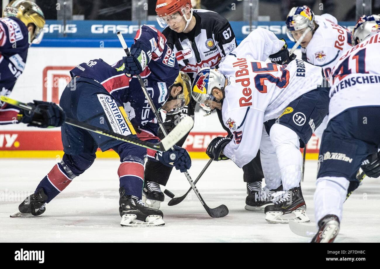 Berlin, Deutschland. April 2021. Eishockey: DEL, Eisbären Berlin - EHC Red Bull München, Main Round, Matchday 36, Mercedes-Benz Arena. Der Berliner Mark Olver (l) spielt das Gesicht gegen den Münchner Red Bull Andrew Ebbett. Quelle: Andreas Gora/dpa/Alamy Live News Stockfoto