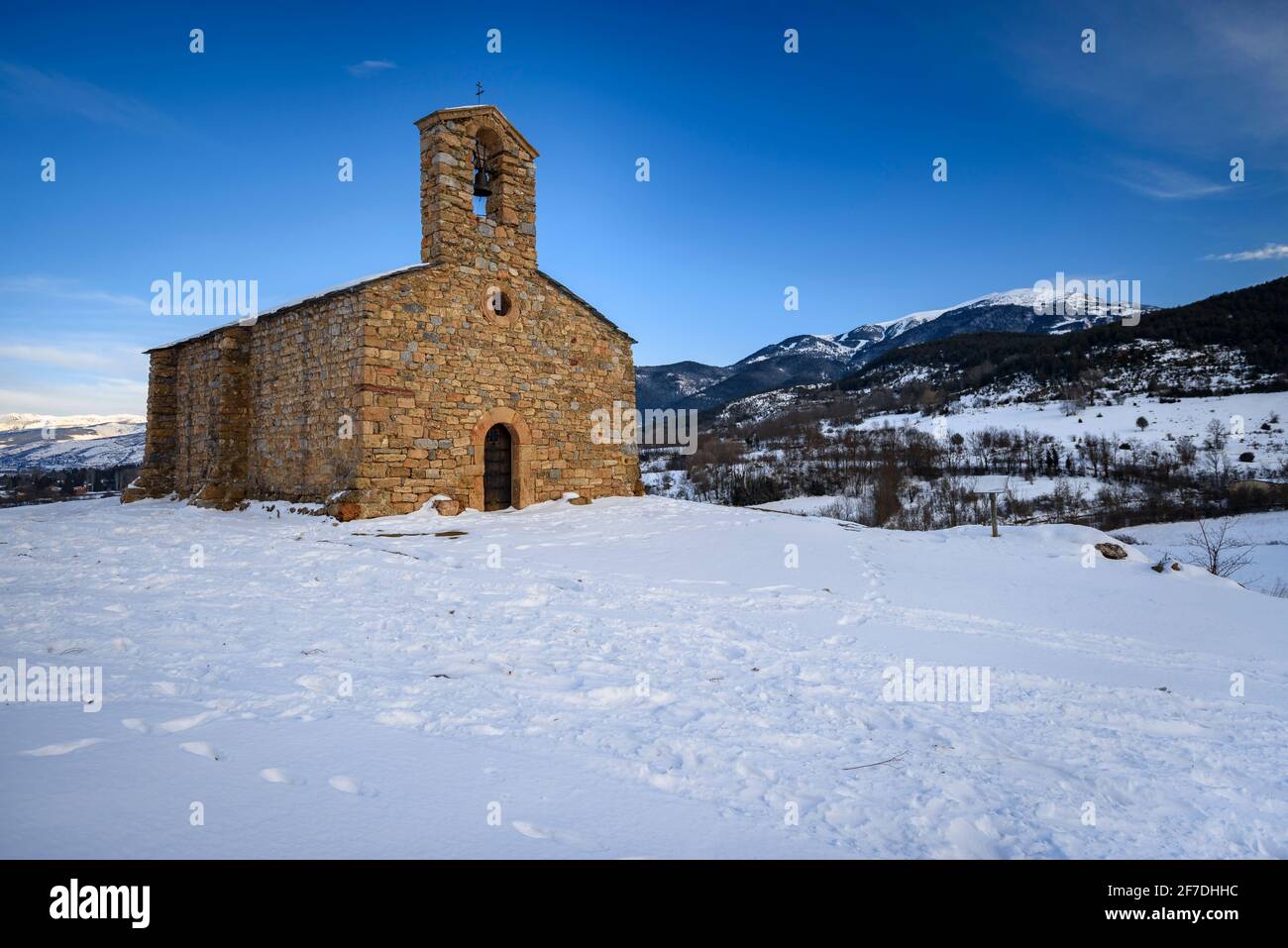 Einsiedelei Sant Salvador de Predanies an einem verschneiten Winternachmittag (Cerdanya, Katalonien, Spanien, Pyrenäen) ESP: La ermita de Sant Salvador de Predanies Stockfoto