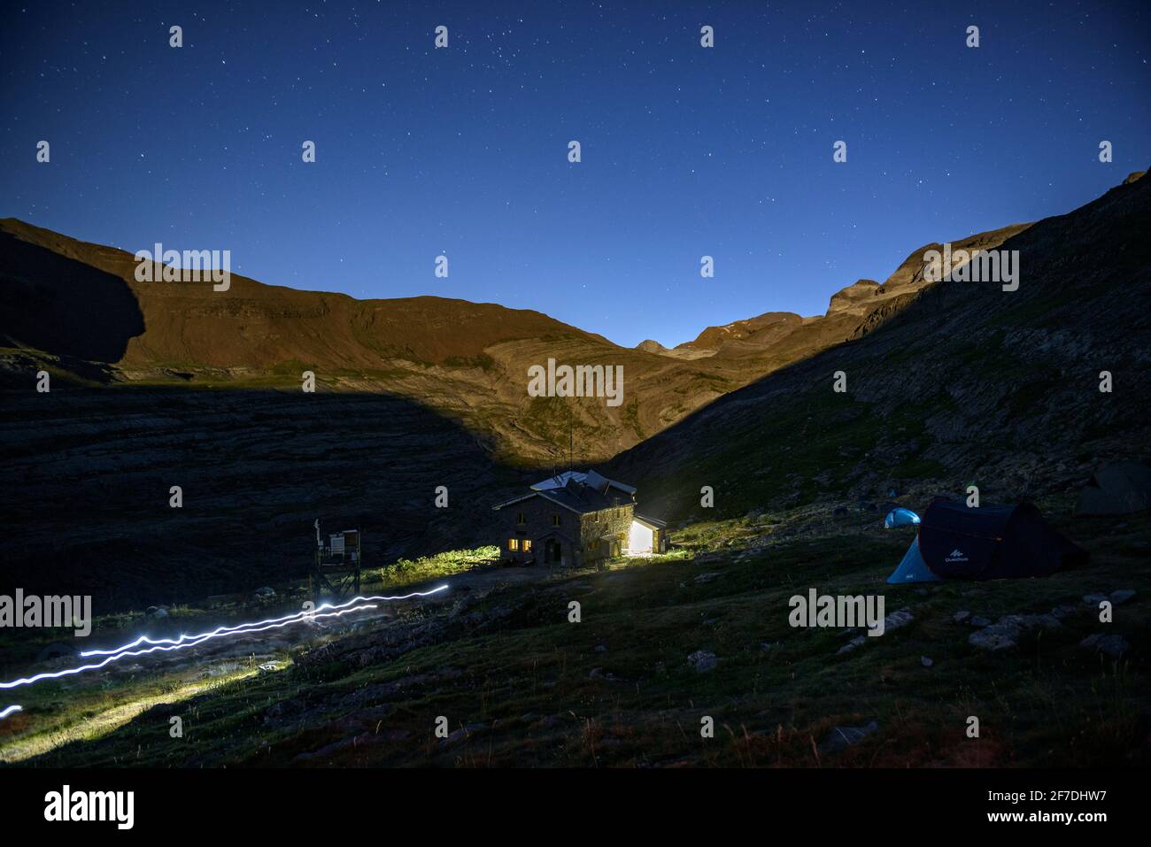 Sternenklare Nacht auf dem Berg, in der Nähe der Schutzhütte Góriz, im Ordesa-Tal (Nationalpark Ordesa y Monte Perdido, Aragon, Spanien, Pyrenäen) Stockfoto