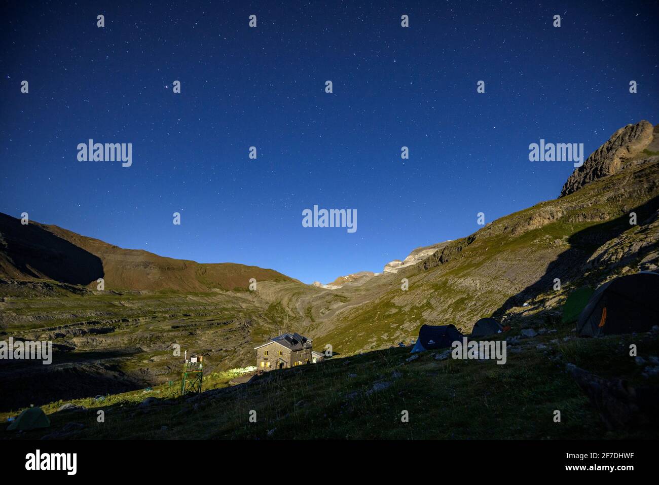 Sternenklare Nacht auf dem Berg, in der Nähe der Schutzhütte Góriz, im Ordesa-Tal (Nationalpark Ordesa y Monte Perdido, Aragon, Spanien, Pyrenäen) Stockfoto