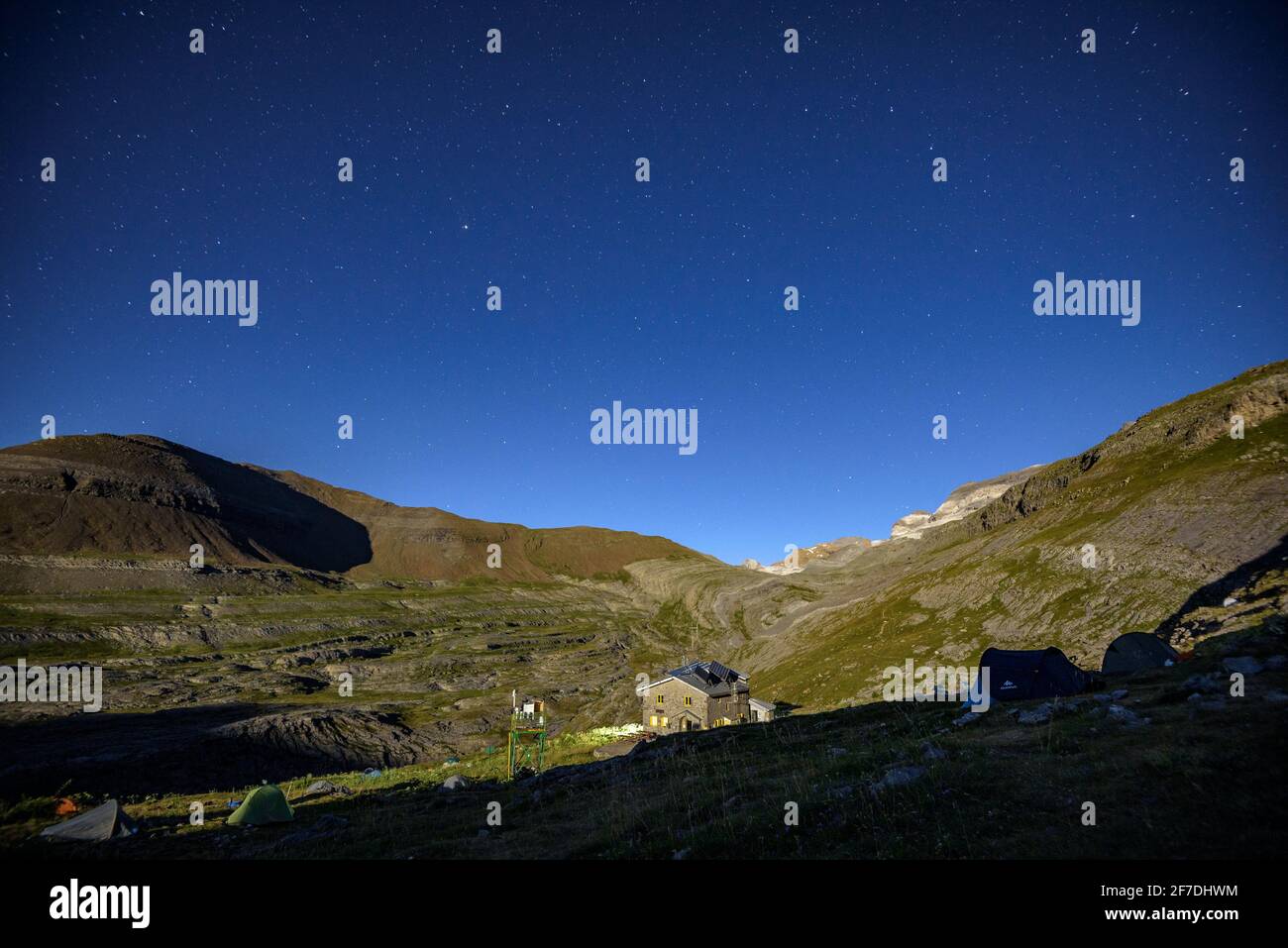 Sternenklare Nacht auf dem Berg, in der Nähe der Schutzhütte Góriz, im Ordesa-Tal (Nationalpark Ordesa y Monte Perdido, Aragon, Spanien, Pyrenäen) Stockfoto