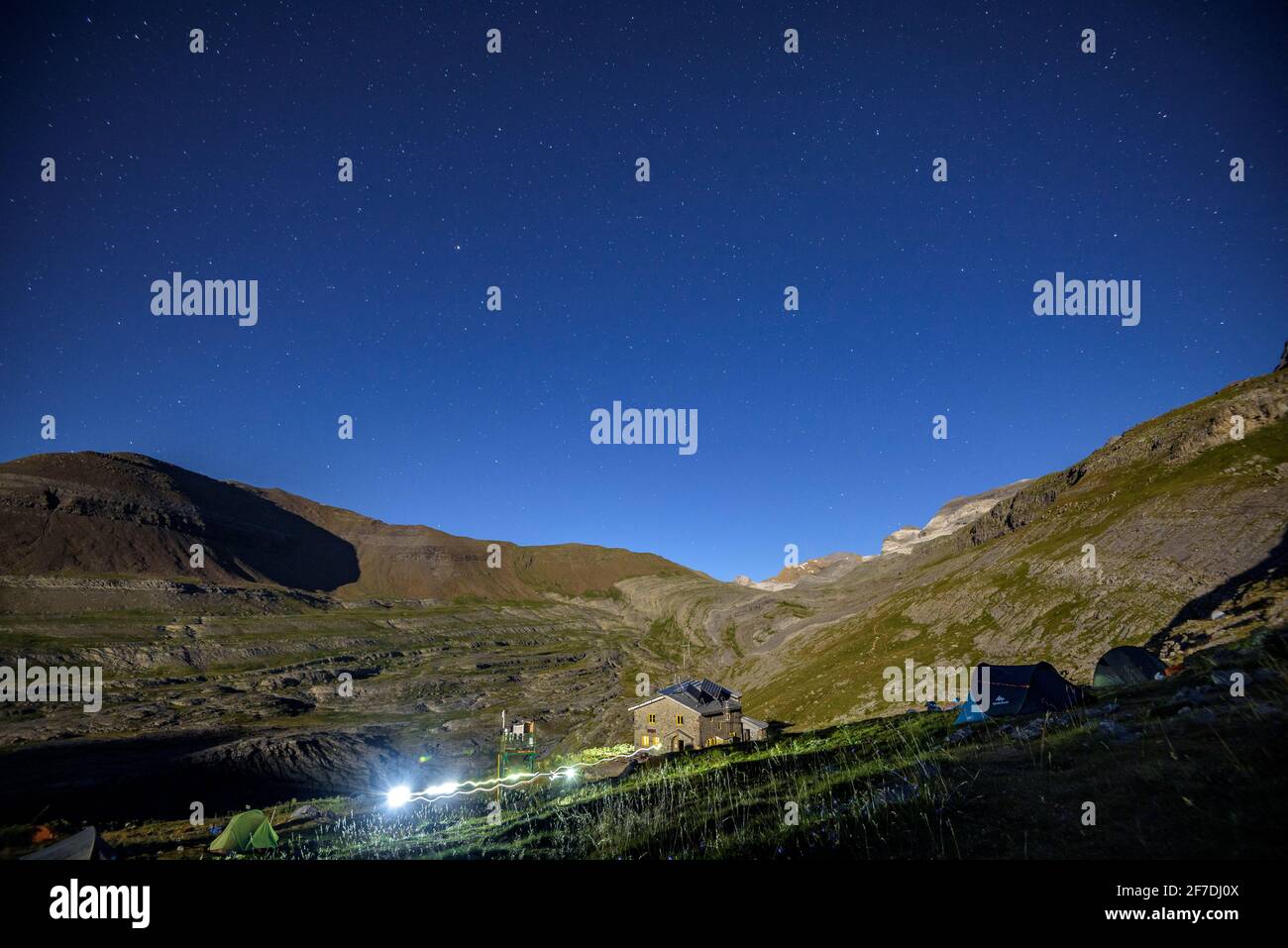 Sternenklare Nacht auf dem Berg, in der Nähe der Schutzhütte Góriz, im Ordesa-Tal (Nationalpark Ordesa y Monte Perdido, Aragon, Spanien, Pyrenäen) Stockfoto