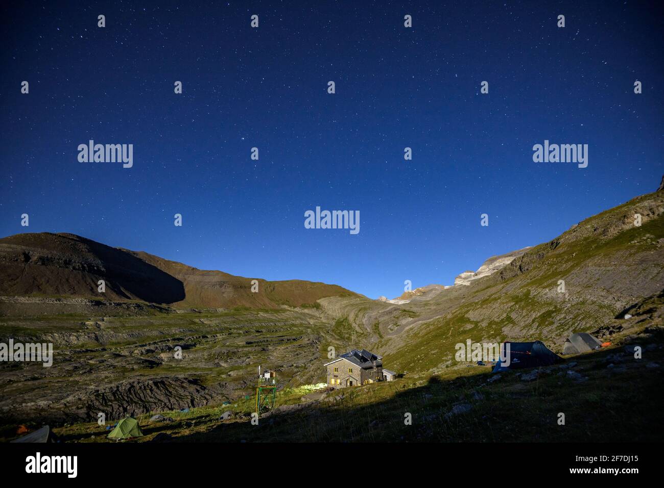 Sternenklare Nacht auf dem Berg, in der Nähe der Schutzhütte Góriz, im Ordesa-Tal (Nationalpark Ordesa y Monte Perdido, Aragon, Spanien, Pyrenäen) Stockfoto