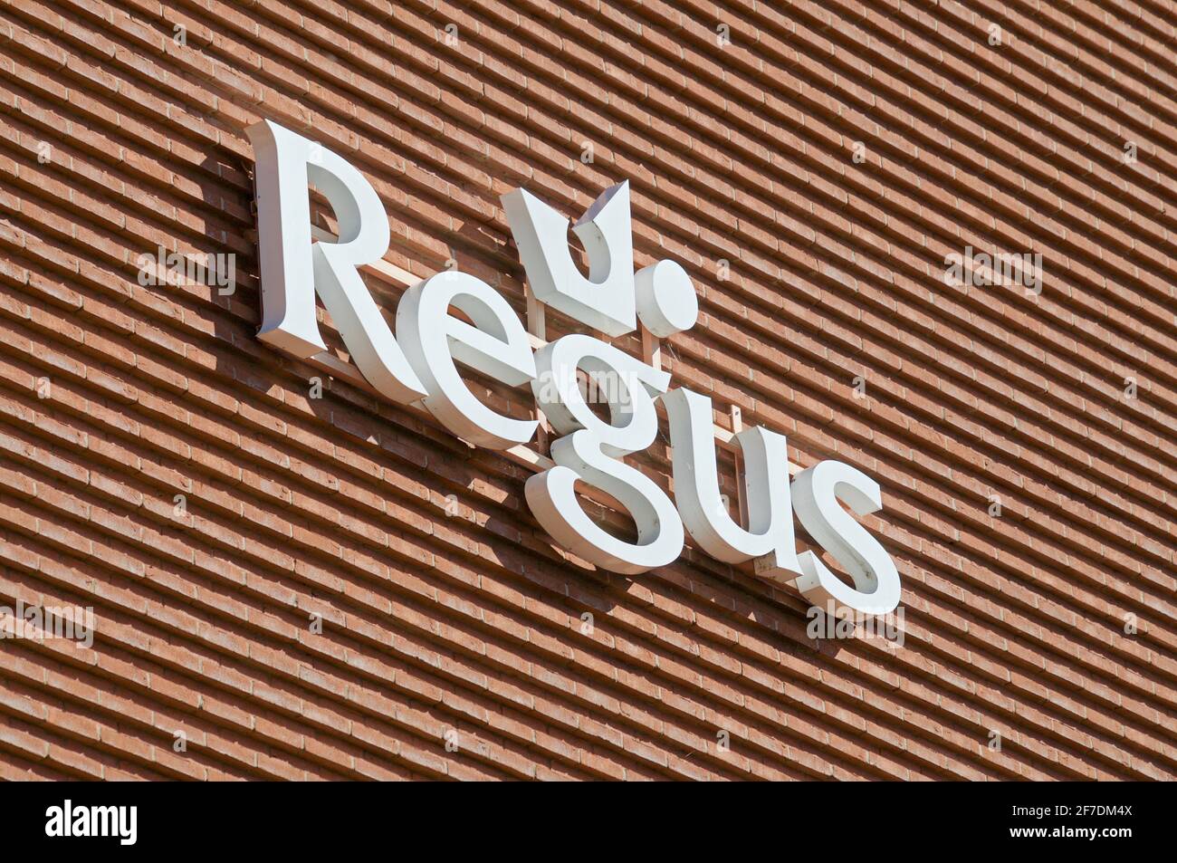 Lugano, Tessin, Schweiz - 16. März 2021 : weißes Regus-Schild am Bürogebäude in Lugano. Die Regus Group ist ein multinationales Unternehmen Stockfoto