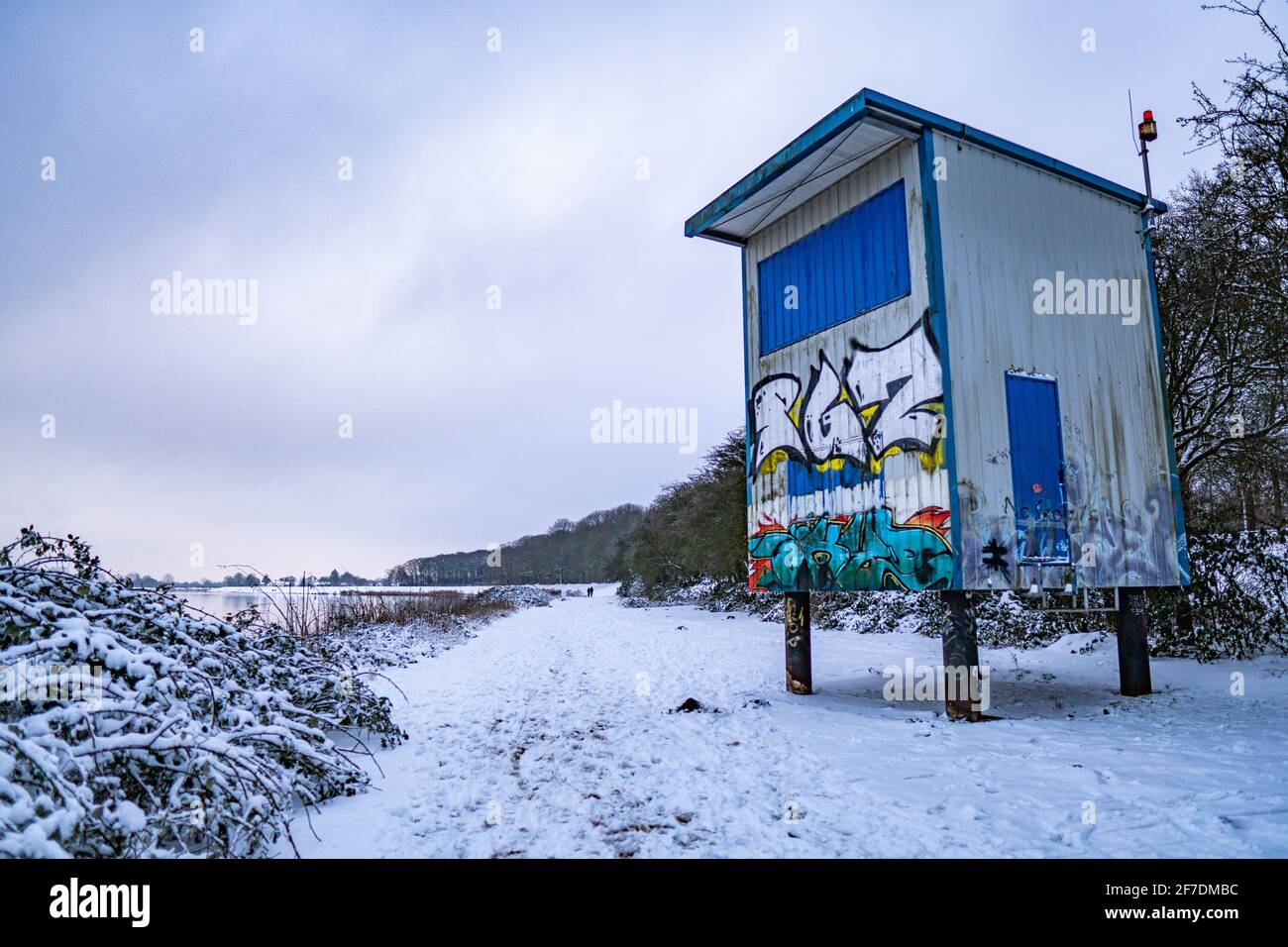 Aussichtsplattform mit Graffiti am schönen Fluss werdersee Im kaltweißen Winter mit schneebedecktem Deich in bremen Stockfoto