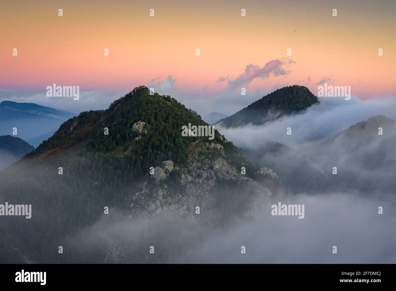 Blick vom Aussichtspunkt Mirador de la Devesa in Coll de Pal, bei einem nebligen Sonnenuntergang (Berguedà, Katalonien, Spanien, Pyrenäen) Stockfoto