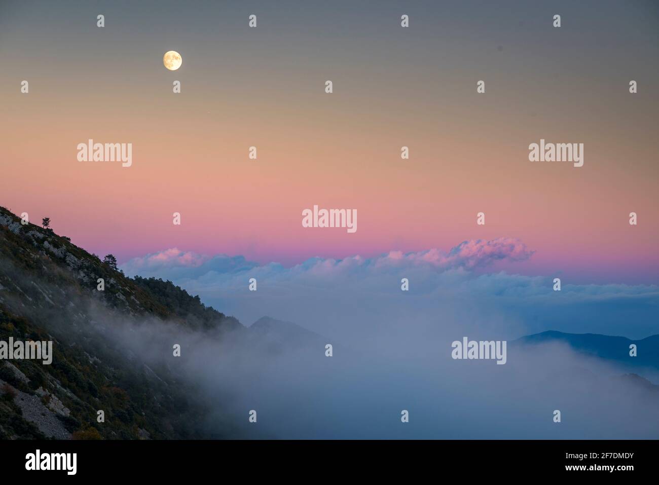 Blick vom Aussichtspunkt Mirador de la Devesa in Coll de Pal, bei einem nebligen Sonnenuntergang (Berguedà, Katalonien, Spanien, Pyrenäen) Stockfoto