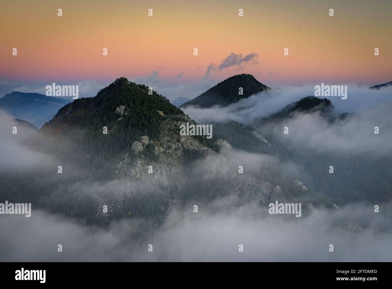 Blick vom Aussichtspunkt Mirador de la Devesa in Coll de Pal, bei einem nebligen Sonnenuntergang (Berguedà, Katalonien, Spanien, Pyrenäen) Stockfoto
