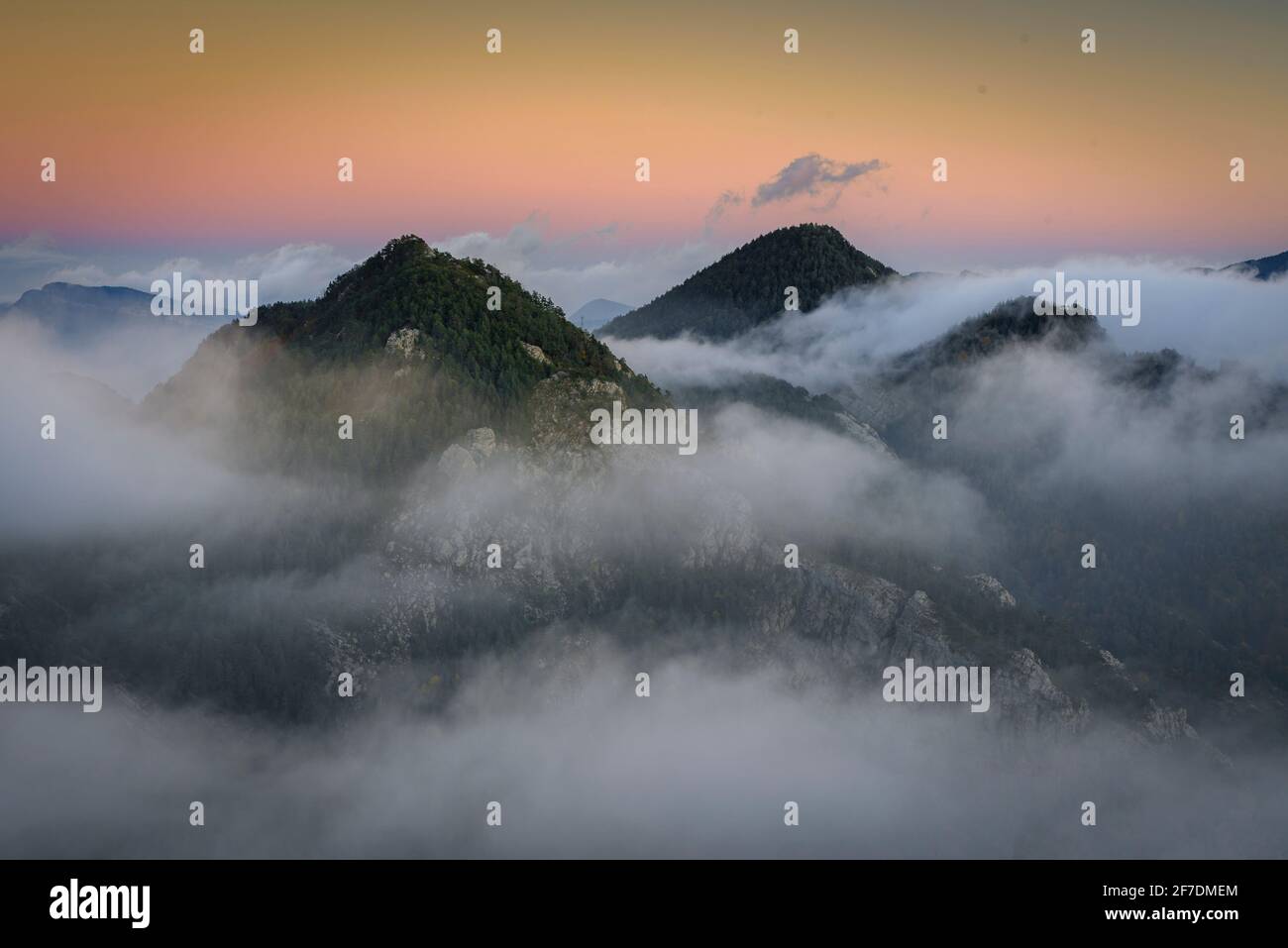 Blick vom Aussichtspunkt Mirador de la Devesa in Coll de Pal, bei einem nebligen Sonnenuntergang (Berguedà, Katalonien, Spanien, Pyrenäen) Stockfoto