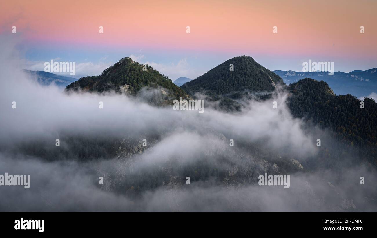 Blick vom Aussichtspunkt Mirador de la Devesa in Coll de Pal, bei einem nebligen Sonnenuntergang (Berguedà, Katalonien, Spanien, Pyrenäen) Stockfoto