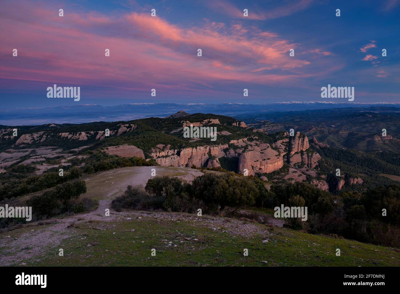 Wintersonnenaufgang vom Gipfel von La Mola. Blick auf Montcau, Katalonien und die Pyrenäen (Sant Llorenç del Munt, Katalonien, Spanien) Stockfoto