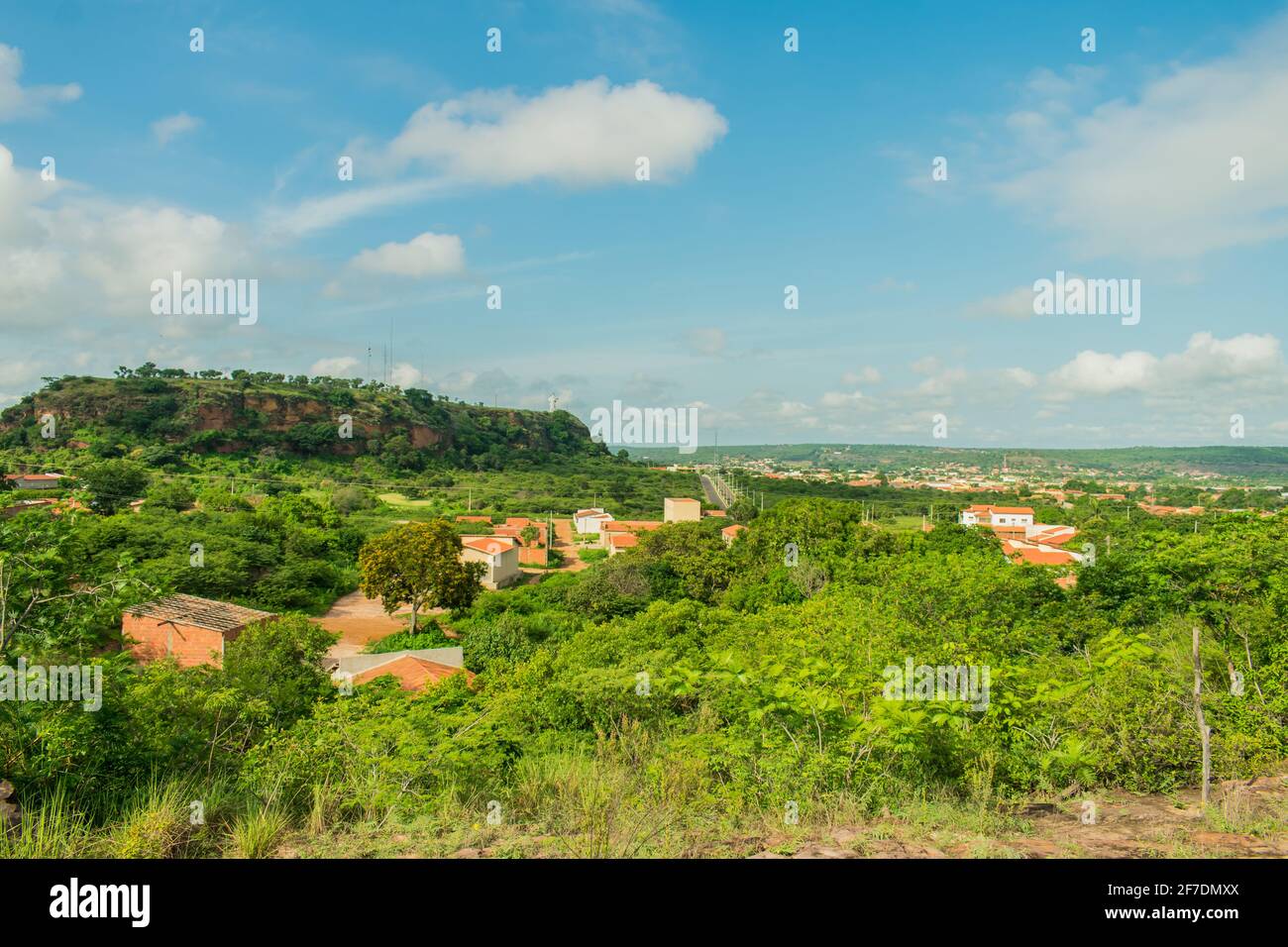 Caatinga-Wald und Blick auf Oeiras, Piaui im Nordosten Brasiliens Stockfoto