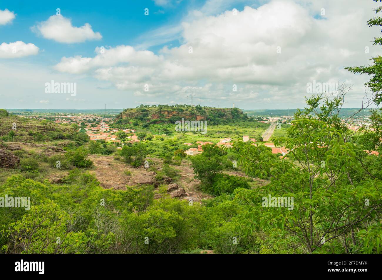 Caatinga-Wald und Blick auf Oeiras, Piaui im Nordosten Brasiliens Stockfoto