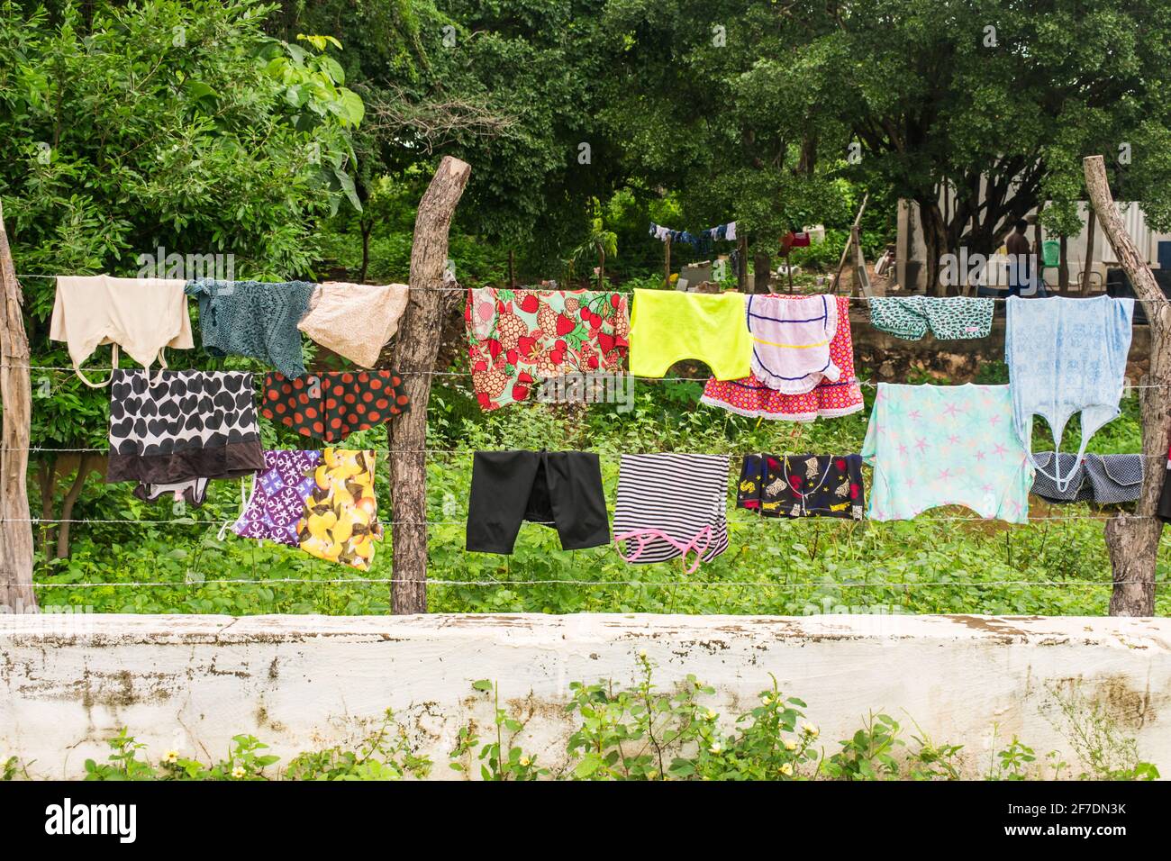 Bunte Kleider hängen zum Trocknen an einem Zaun in Oeiras, Piaui - Nordostbrasilien Stockfoto