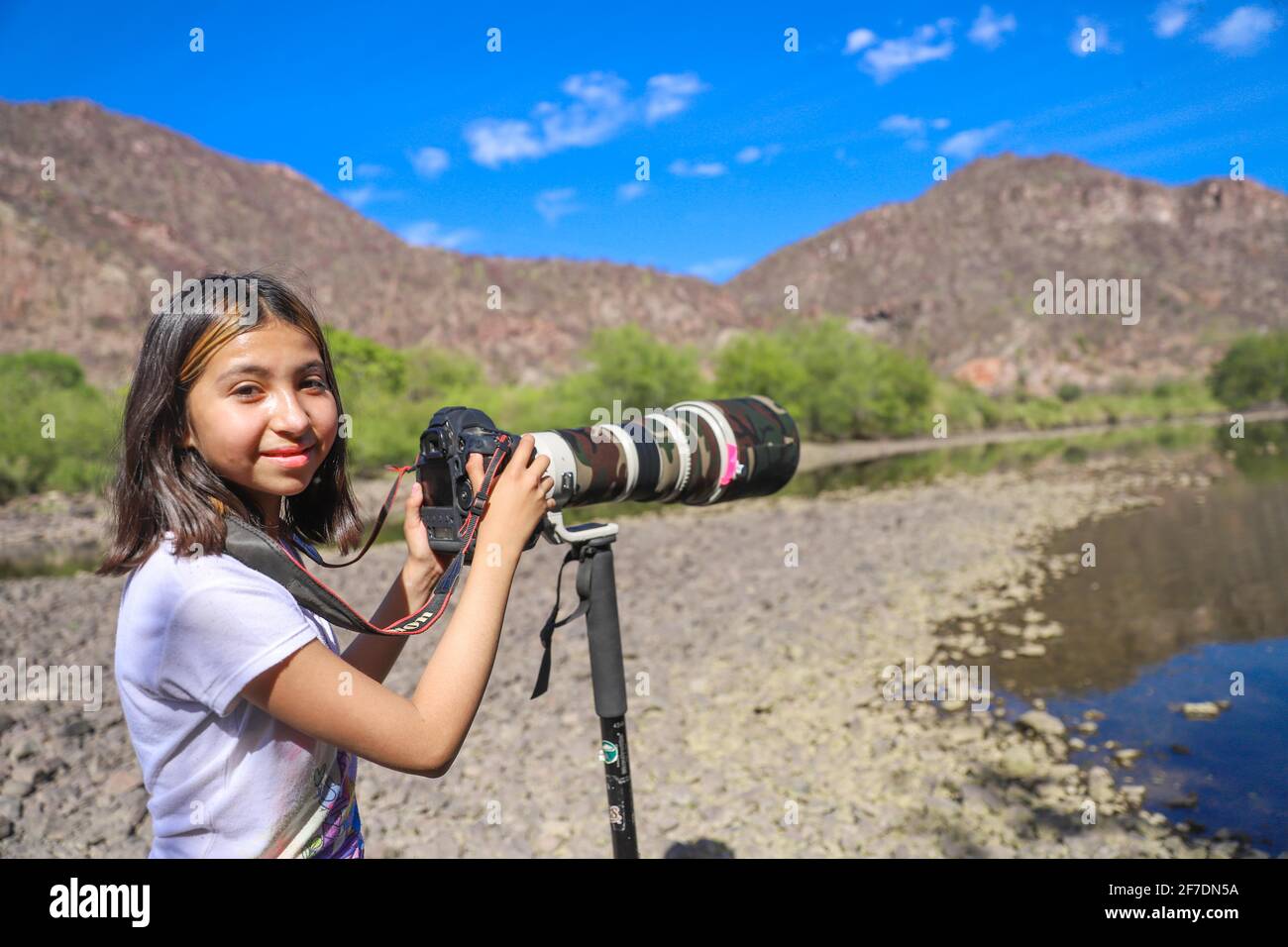 Ein Mädchen namens Camila Gutierrez Diaz fotografiert Landschaft, Natur und Tierwelt mit einer Canon 1Dx Mark II Kamera und einem 500 mm Canon f4 Objektiv oder Teleobjektiv auf dem Fluss Yaqui, der durch El Novillo, Sonora, Mexiko, führt. Tarnung (Foto von Luis Gutierrez / Norte Photo) Una Niña de nombre Camila Gutierrez Diaz, toma una fotografia de paisaje, naturaleza y vida salvaje con una camara Canon 1Dx Mark II y un lente o Telefoto 500 mm Canon f4 en el rio Yaqui a su paso por El Novillo, Sonora, Mexiko.. Camuflaje (Foto von Luis Gutierrez / Norte Photo) Stockfoto