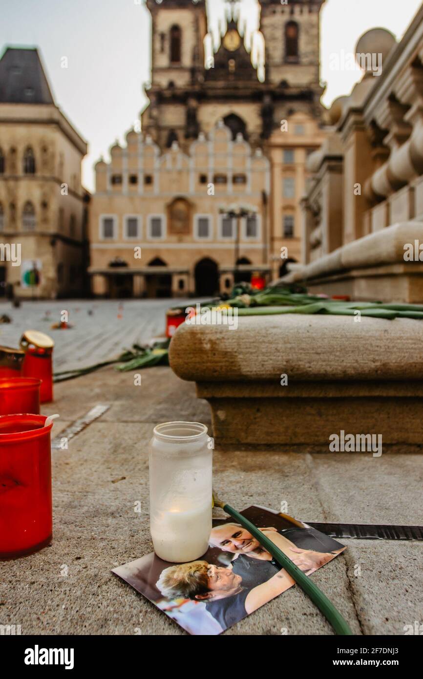 Prag, Tschechische Republik - 26. März 2021. 25 000 Kreuze und Blumen auf dem Altstädter Ring als Erinnerung an die Opfer des COVID-19-Virus.Leben in einer Pandemie.Leere Stadt Stockfoto