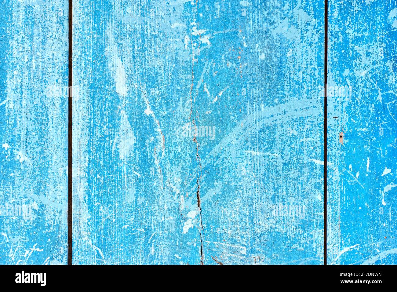 Verwitterte und zerkratzte alte, blau lackierte Holzbretter. Stockfoto