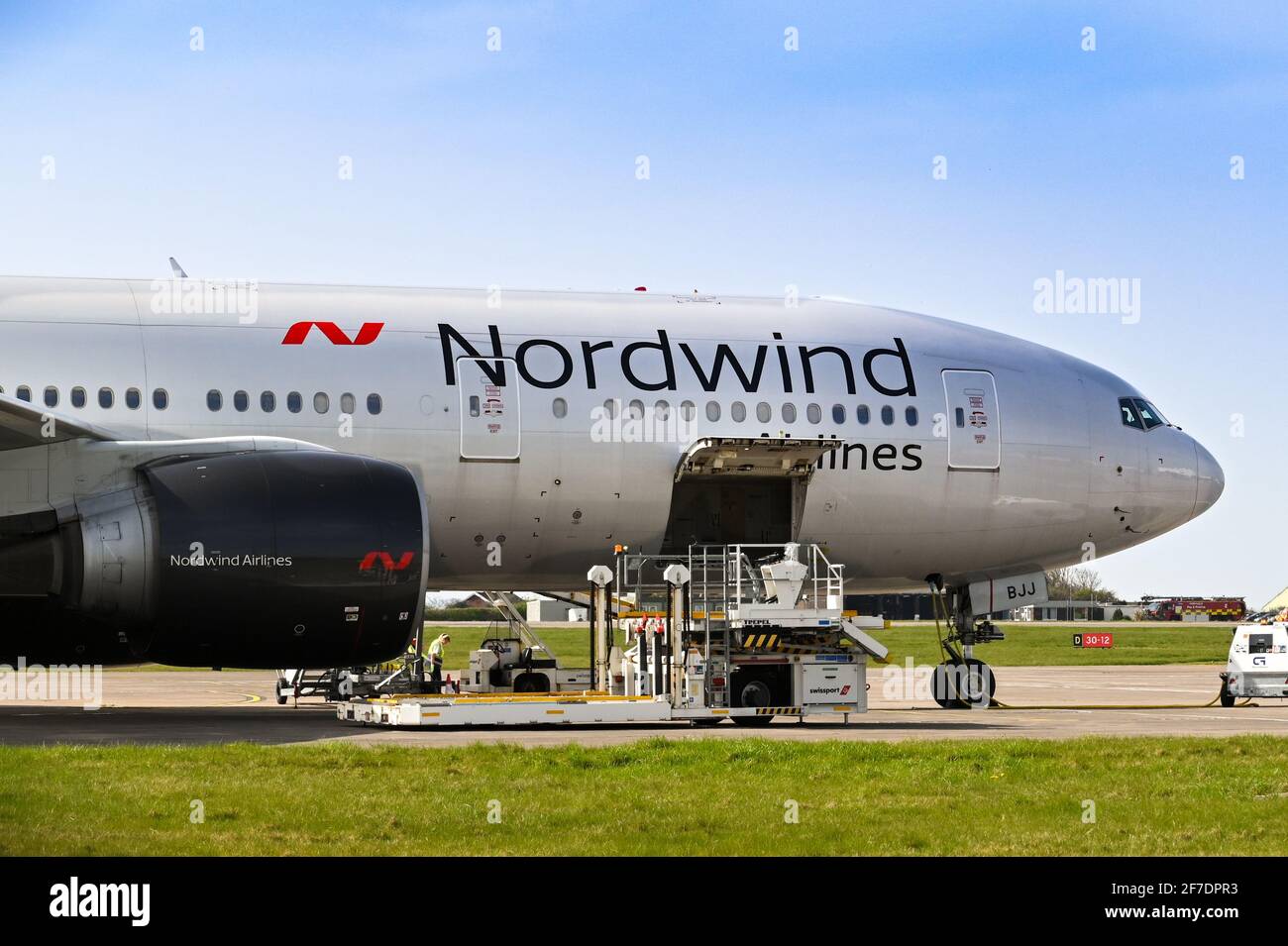 Cardiff, Wales - März 2021: Boeing 777 von Nordwind Airlines (Registraion VP-BJJ) mit Palettenlader zum Entladen von Luftfracht am Flughafen Cardiff Stockfoto