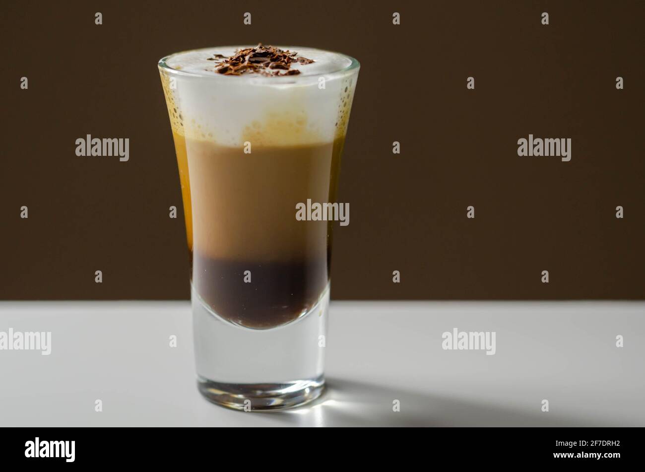 Kaffeegetränk, mit einer nussigen Note mit flauschigem Milchschaum, verziert mit Schokoladenspan, süßem Getränk Stockfoto