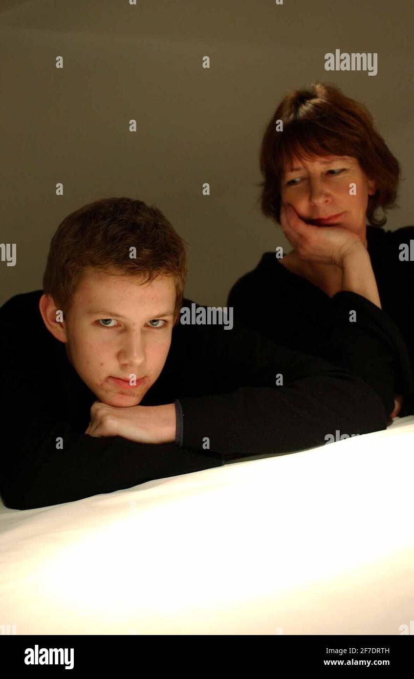 CELIA DODD UND IHR SOHN. 8/1/04 PILSTON Stockfoto