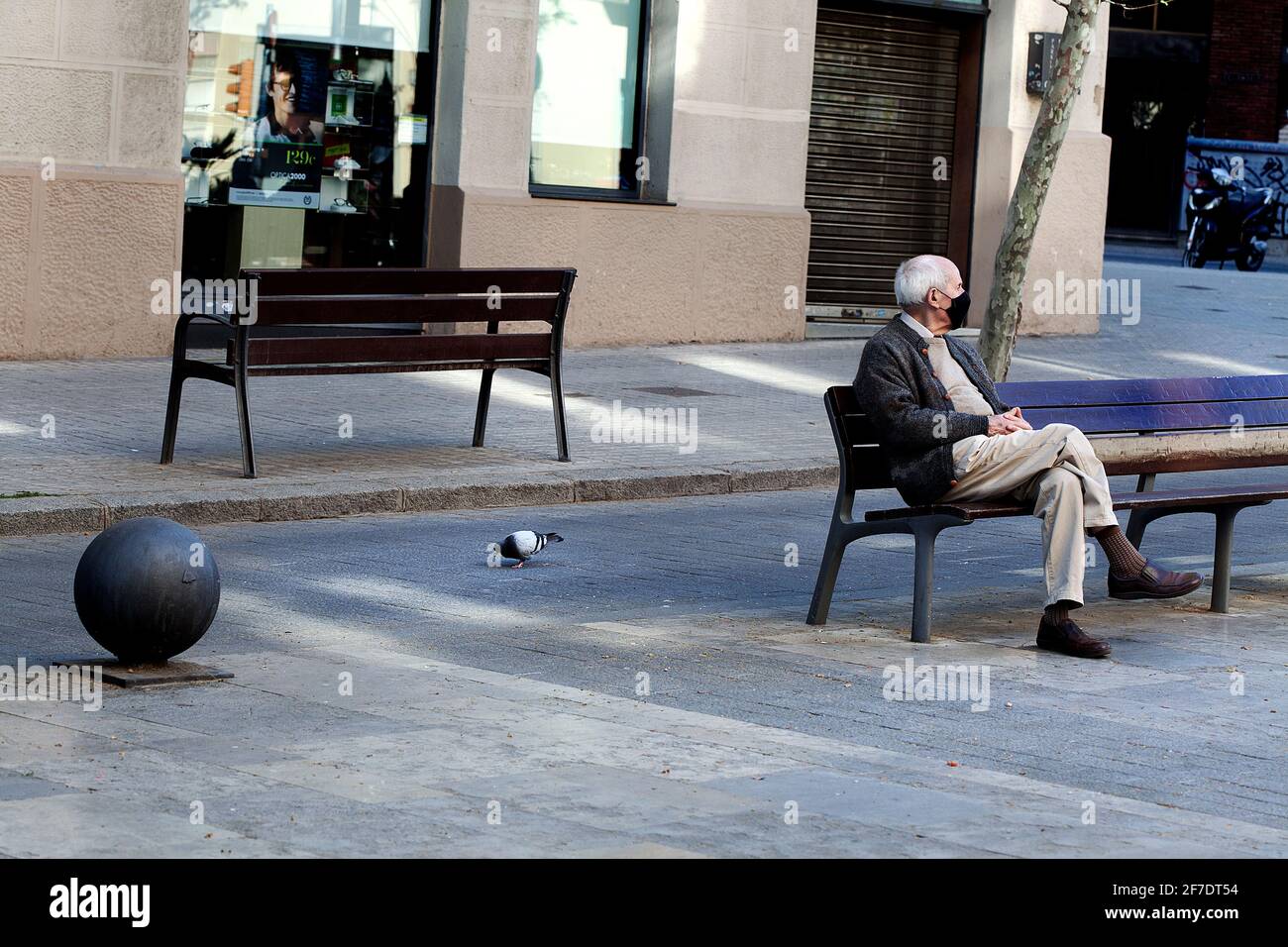 Alter Mann saß auf der Bank, Barcelona, Spanien. Stockfoto