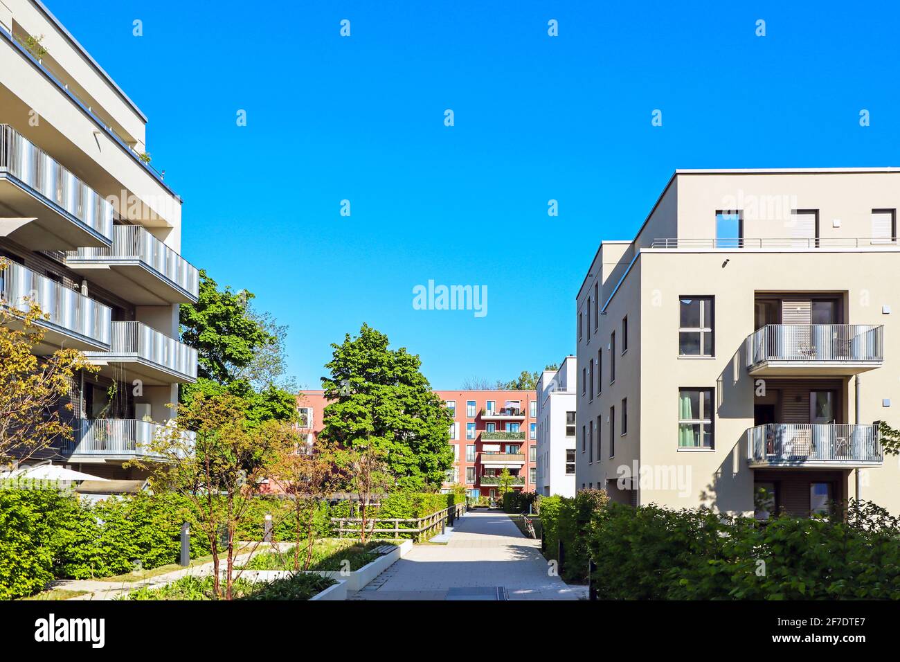 Stadtbild mit modernen Mehrfamilienhäusern in einem neuen Wohngebiet in der Stadt, Konzept für die Bauindustrie, Immobilienmakler und Verkauf von Eigentumswohnungen Stockfoto