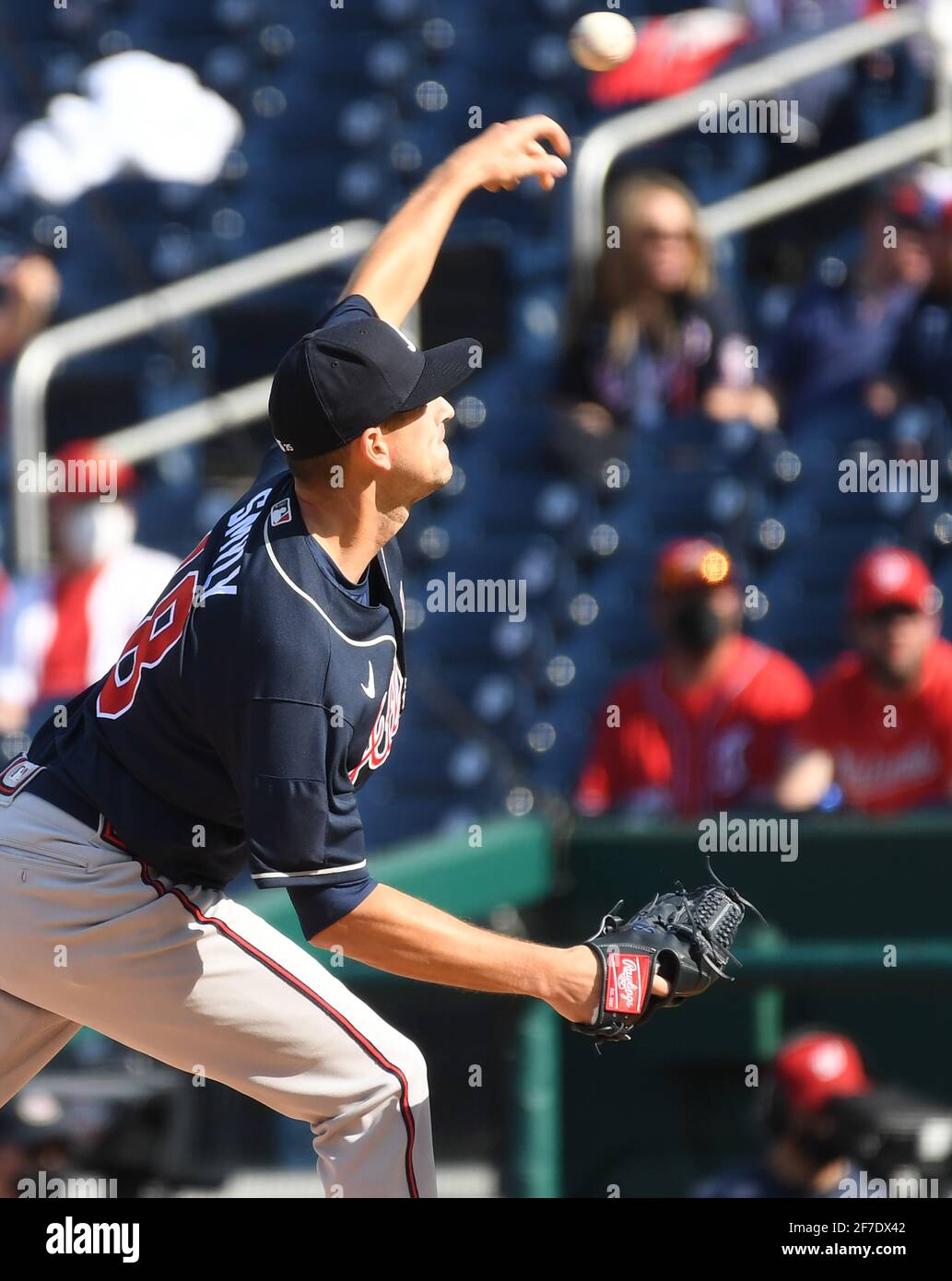 Washington, Usa. April 2021. Atlanta Braves startet Pitcher Drew Smyly (18) wirft am Montag, den 5. April 2021, beim Heimauftakt im Nationals Stadium in Washington, DC gegen die Washington Nationals. Nur 5000 Fans wurden zugelassen. Die ersten vier Spiele der Nationals-Saison wurden aufgrund der Covid-19-Protokolle verschoben, nachdem mehrere Mitglieder des Teams infiziert waren. Foto von Pat Benic/UPI Credit: UPI/Alamy Live News Stockfoto
