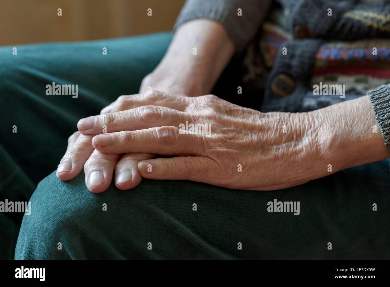 Die zerknittert Hände einer alten Frau Nahaufnahme. Alter, Krankheit und Behinderung. Stockfoto