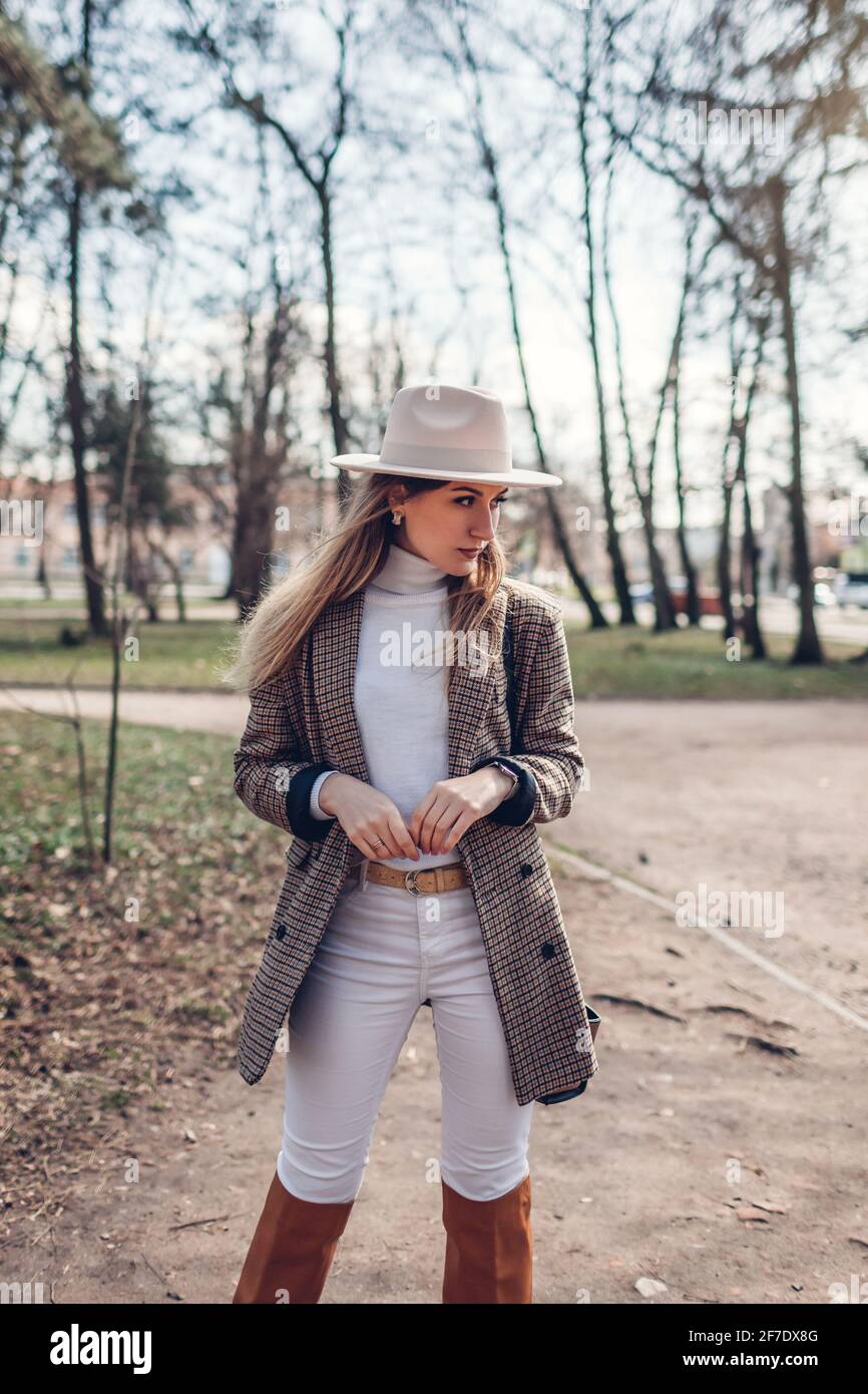 Frauenoutfits Cowboy Stiefel Kombinieren Blazer Overknee Stiefel