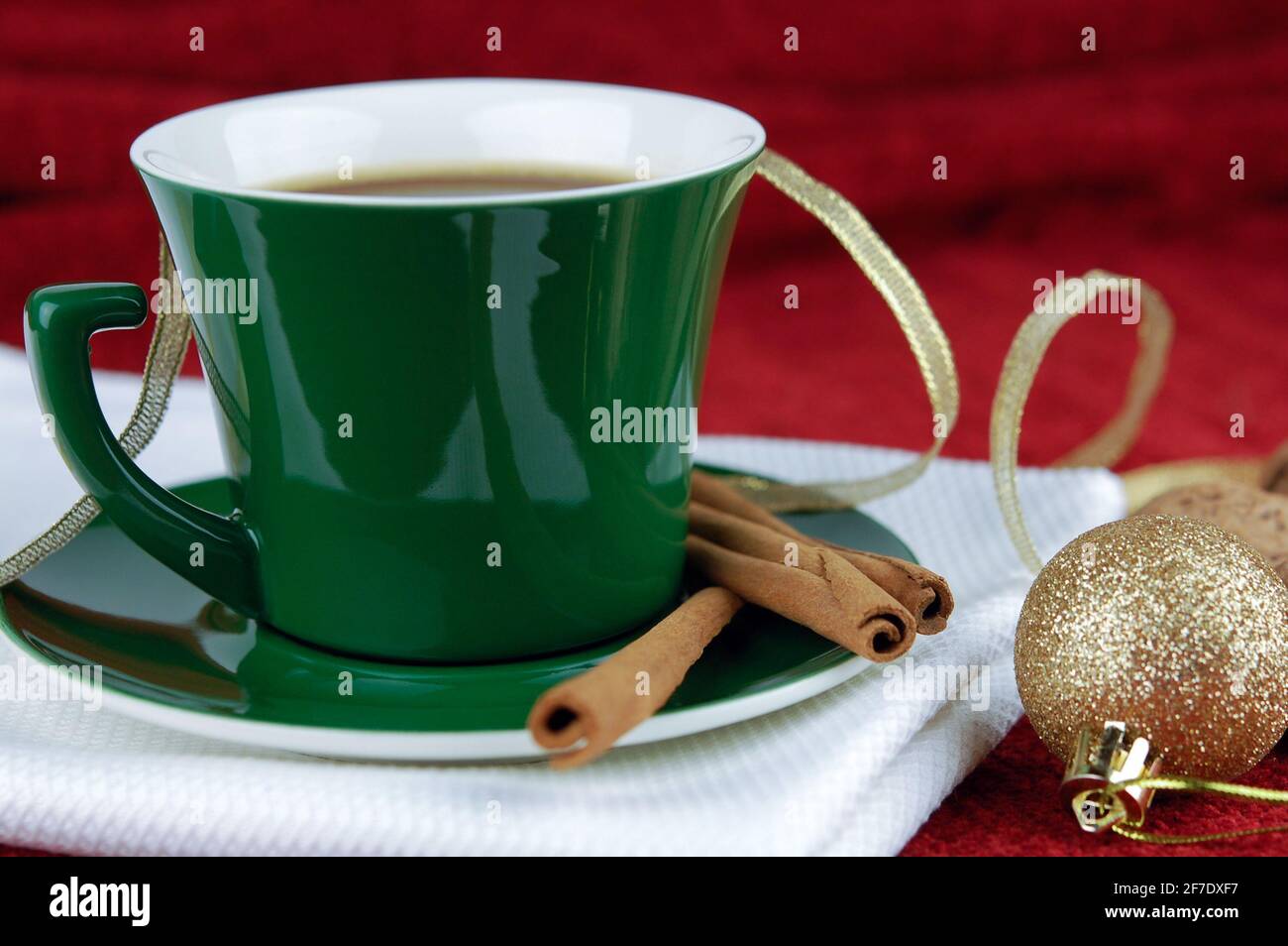 Kaffeetasse mit Zimt und weihnachtlicher Dekoration. Weihnachten Kaffeetasse,  Urlaub Frühstück Stockfotografie - Alamy