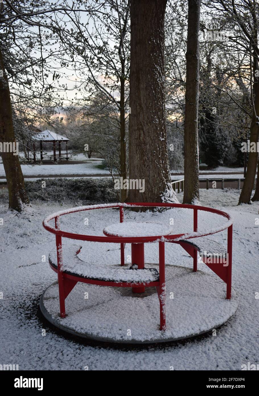 Kreisverkehr und Pavillon bei verschneitem Wetter Stockfoto