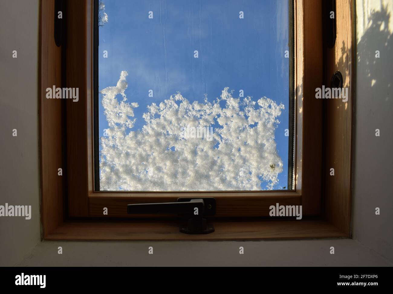 Eine verschneite Fensterscheibe Stockfoto