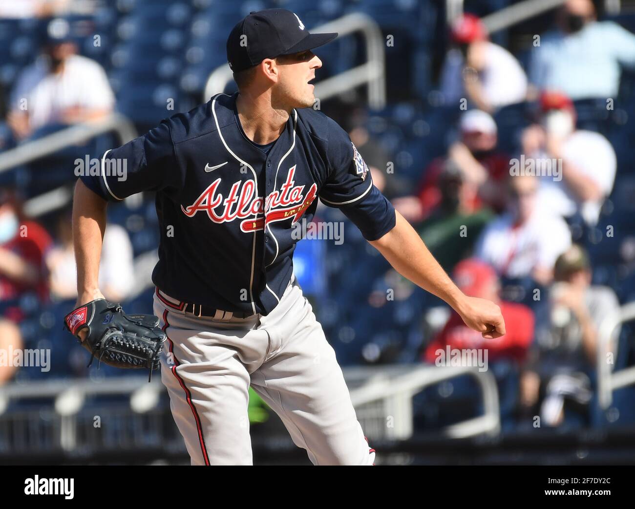 Washington, Usa. April 2021. Atlanta Braves startender Pitcher Drew Smyly (18) wirft am Montag, den 5. April 2021, im zweiten Inning des Heimöffners im Nationals Stadium in Washington, DC, gegen die Washington Nationals. Nur 5000 Fans wurden zugelassen. Die ersten vier Spiele der Nationals-Saison wurden aufgrund der Covid-19-Protokolle verschoben, nachdem mehrere Mitglieder des Teams infiziert waren. Foto von Pat Benic/UPI Credit: UPI/Alamy Live News Stockfoto